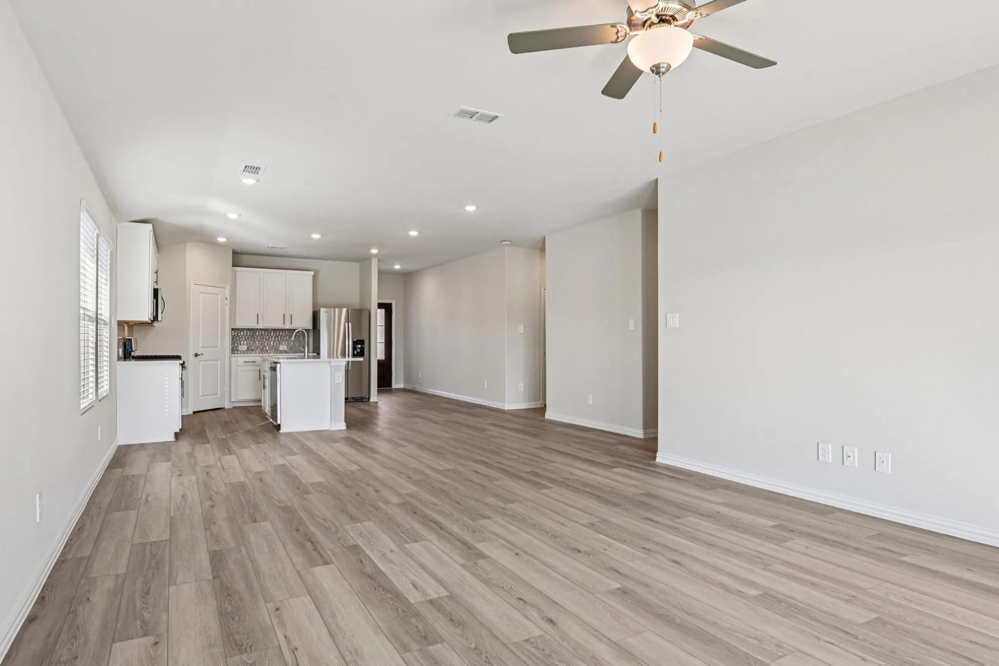  Photo is not of the actual home, but is an inspirational photo of builder’s model home and may depict options, furnishings, and/or decorator features that are not included.
