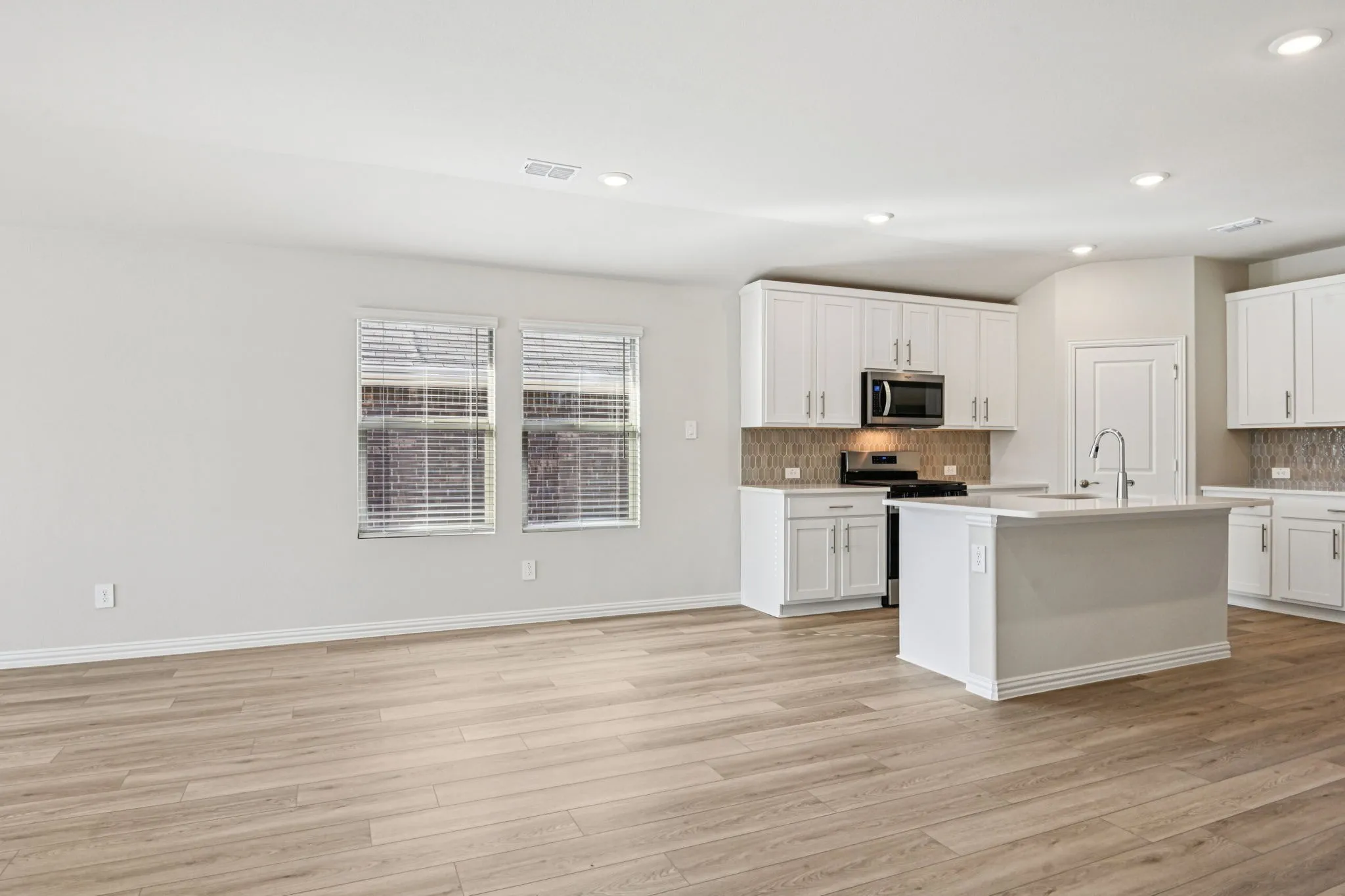  Photo is not of the actual home, but is an inspirational photo of builder’s model home and may depict options, furnishings, and/or decorator features that are not included.

