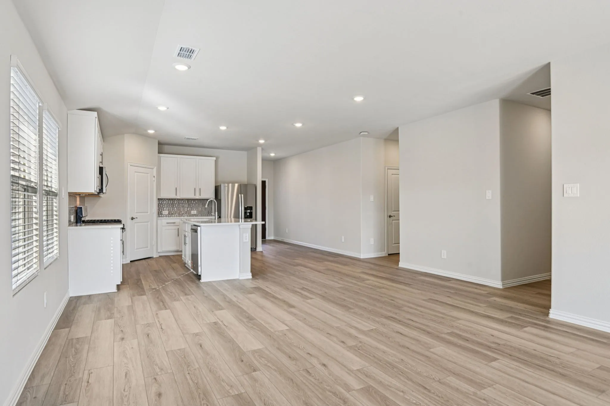  Photo is not of the actual home, but is an inspirational photo of builder’s model home and may depict options, furnishings, and/or decorator features that are not included.
