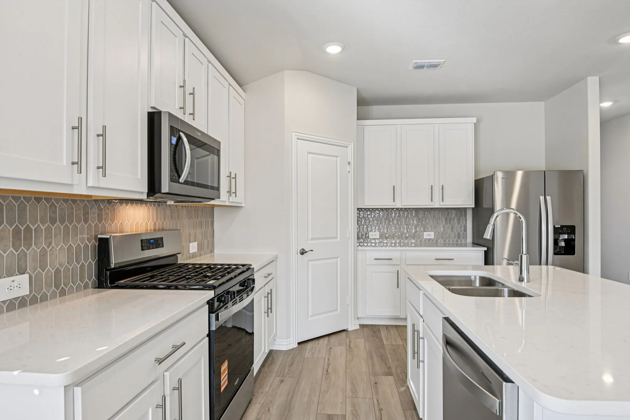  Photo is not of the actual home, but is an inspirational photo of builder’s model home and may depict options, furnishings, and/or decorator features that are not included.

