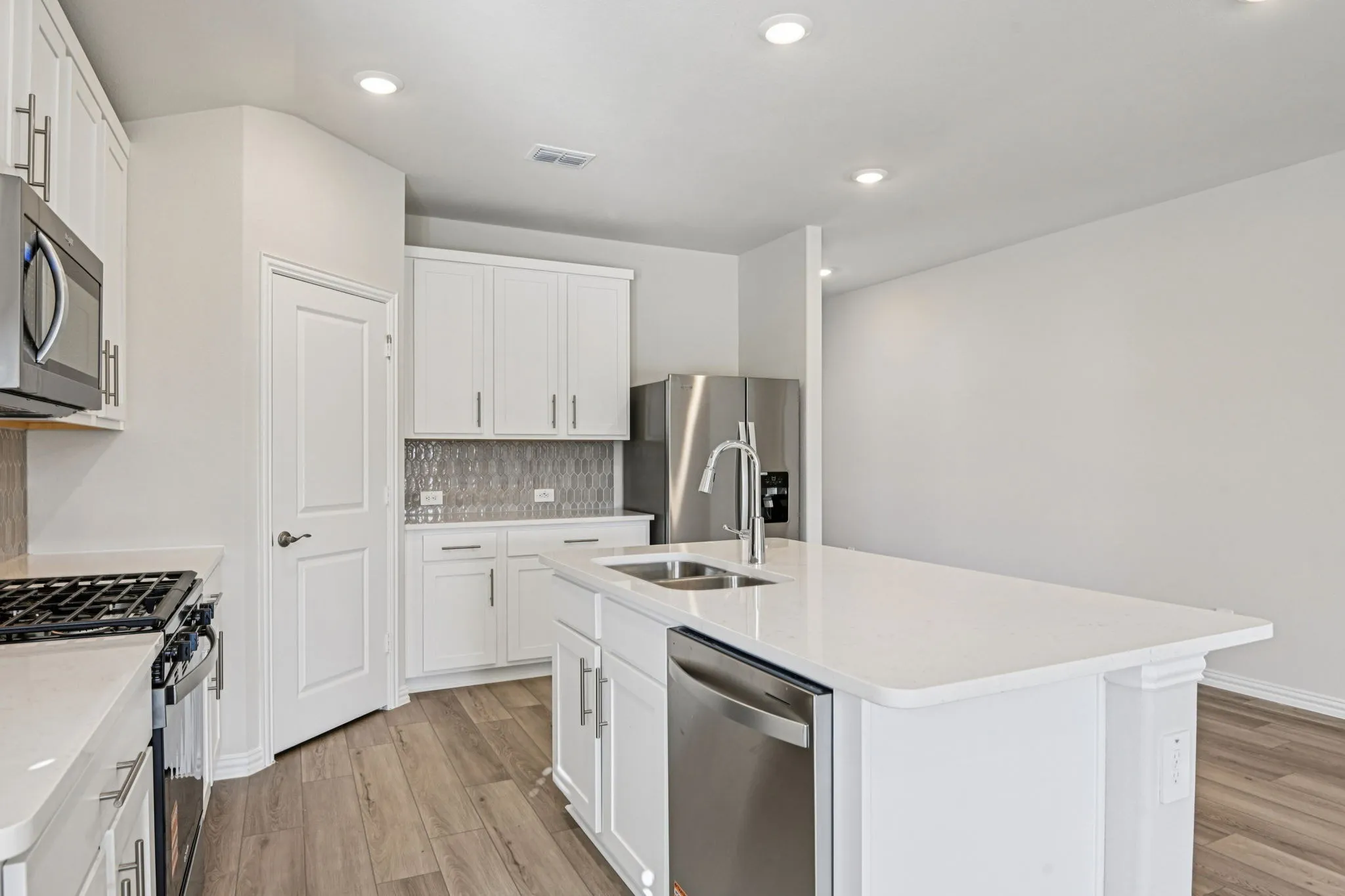  Photo is not of the actual home, but is an inspirational photo of builder’s model home and may depict options, furnishings, and/or decorator features that are not included.

