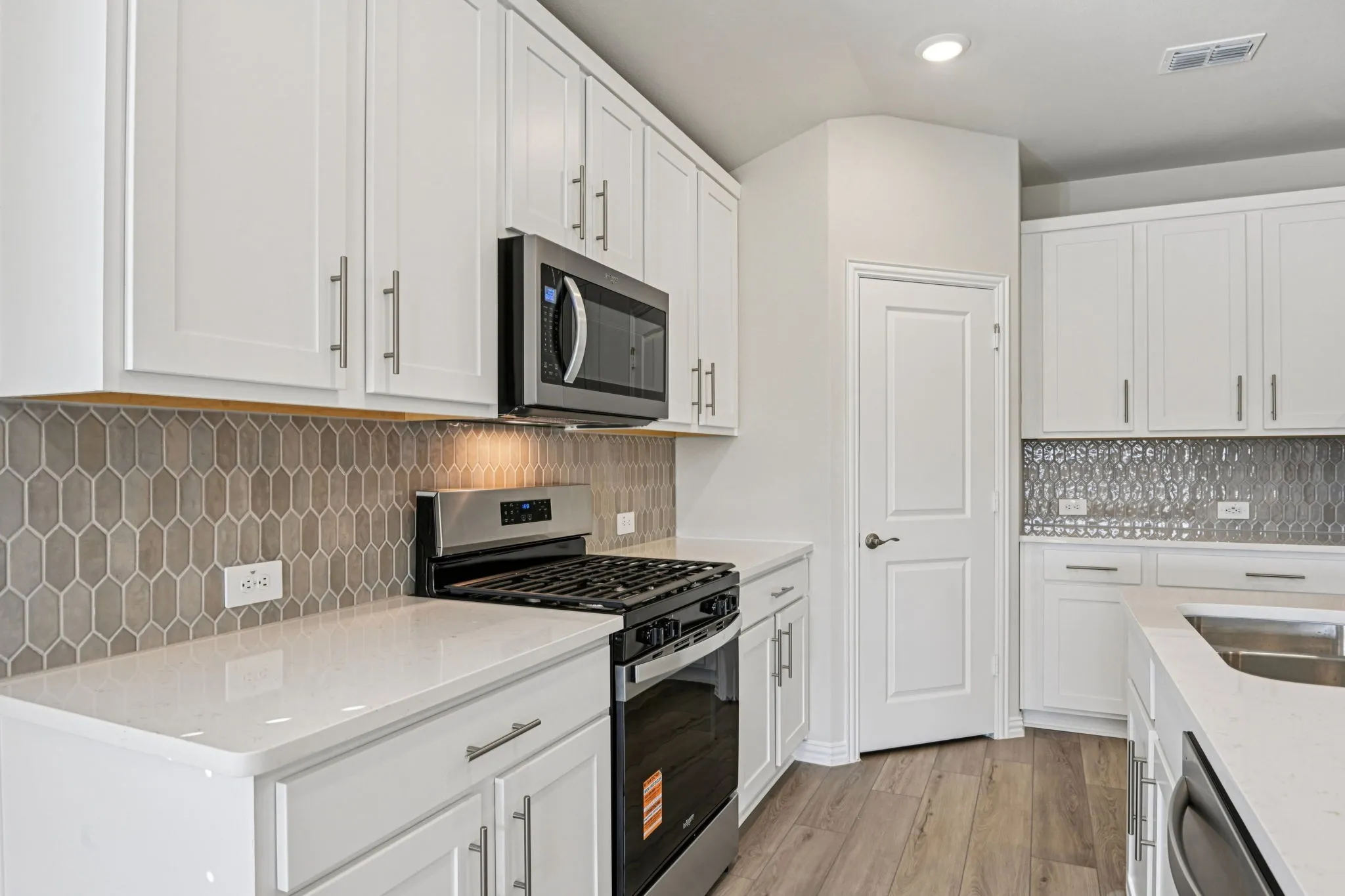  Photo is not of the actual home, but is an inspirational photo of builder’s model home and may depict options, furnishings, and/or decorator features that are not included.
