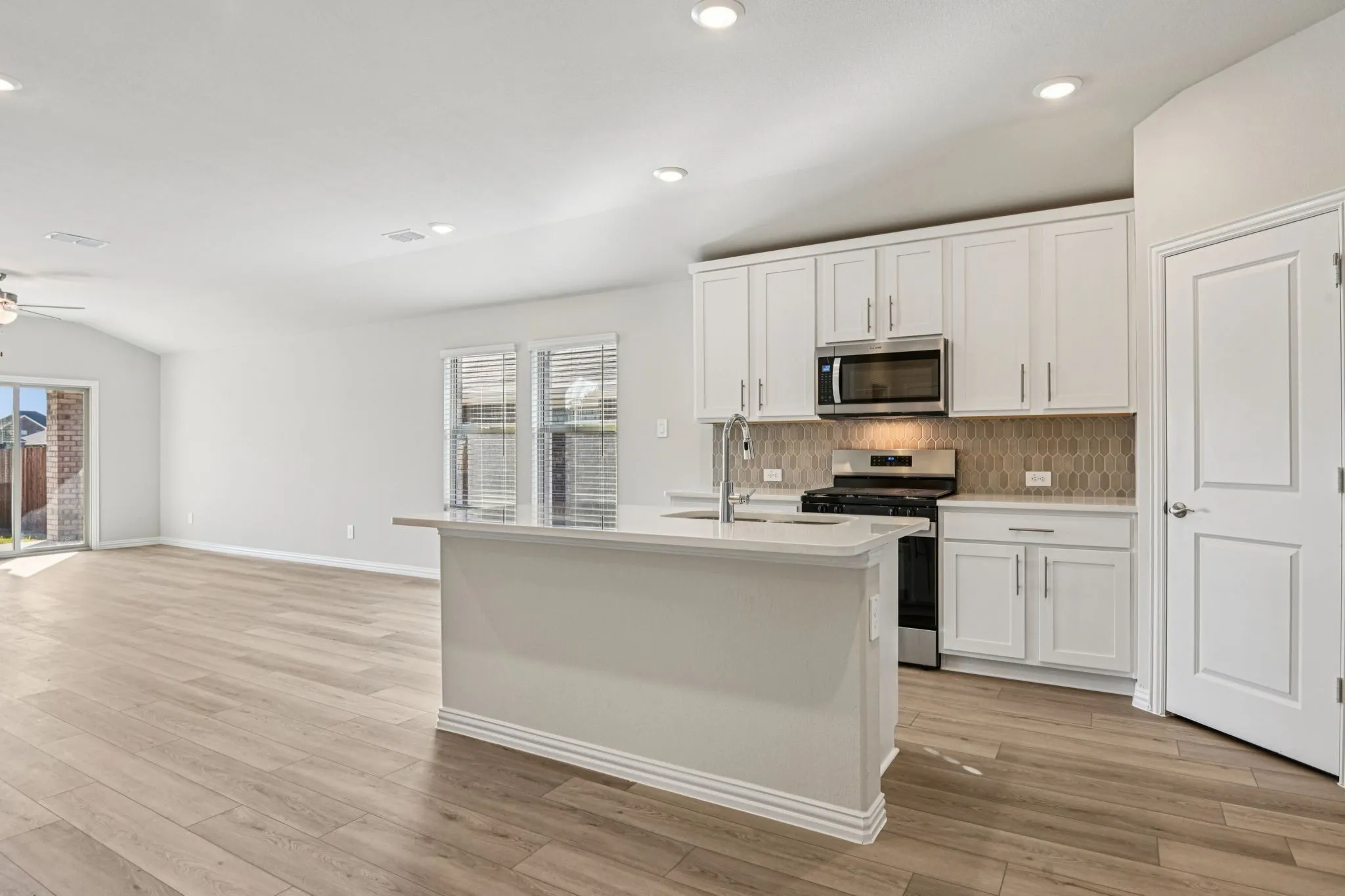  Photo is not of the actual home, but is an inspirational photo of builder’s model home and may depict options, furnishings, and/or decorator features that are not included.
