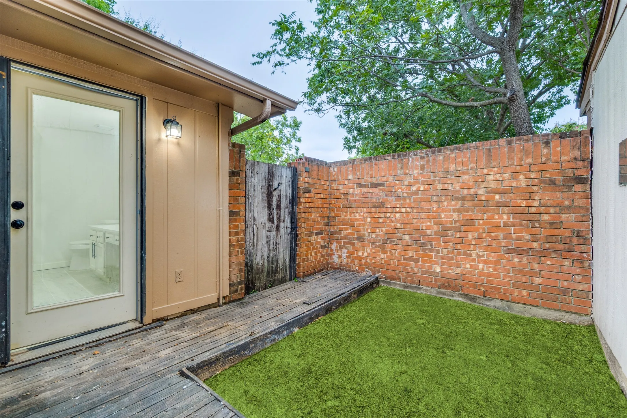 Single Family Residence For Sale in Dallas County , 10316 Ridge Oak Street, Dallas, Texas 75227, 2 Bedrooms, 2 Bathrooms, 1 Garage spaces, 1,143 Sqft, built in 1985, Price $175,000, mls#21282894, Real Estate Agent in Dallas, Homes For Sale in Dallas county, Homes For Sale in Dallas, Realtor in Dallas Texas, Real Estate Brokerage Independent Realty Texas, Luminita Cordes Realtor