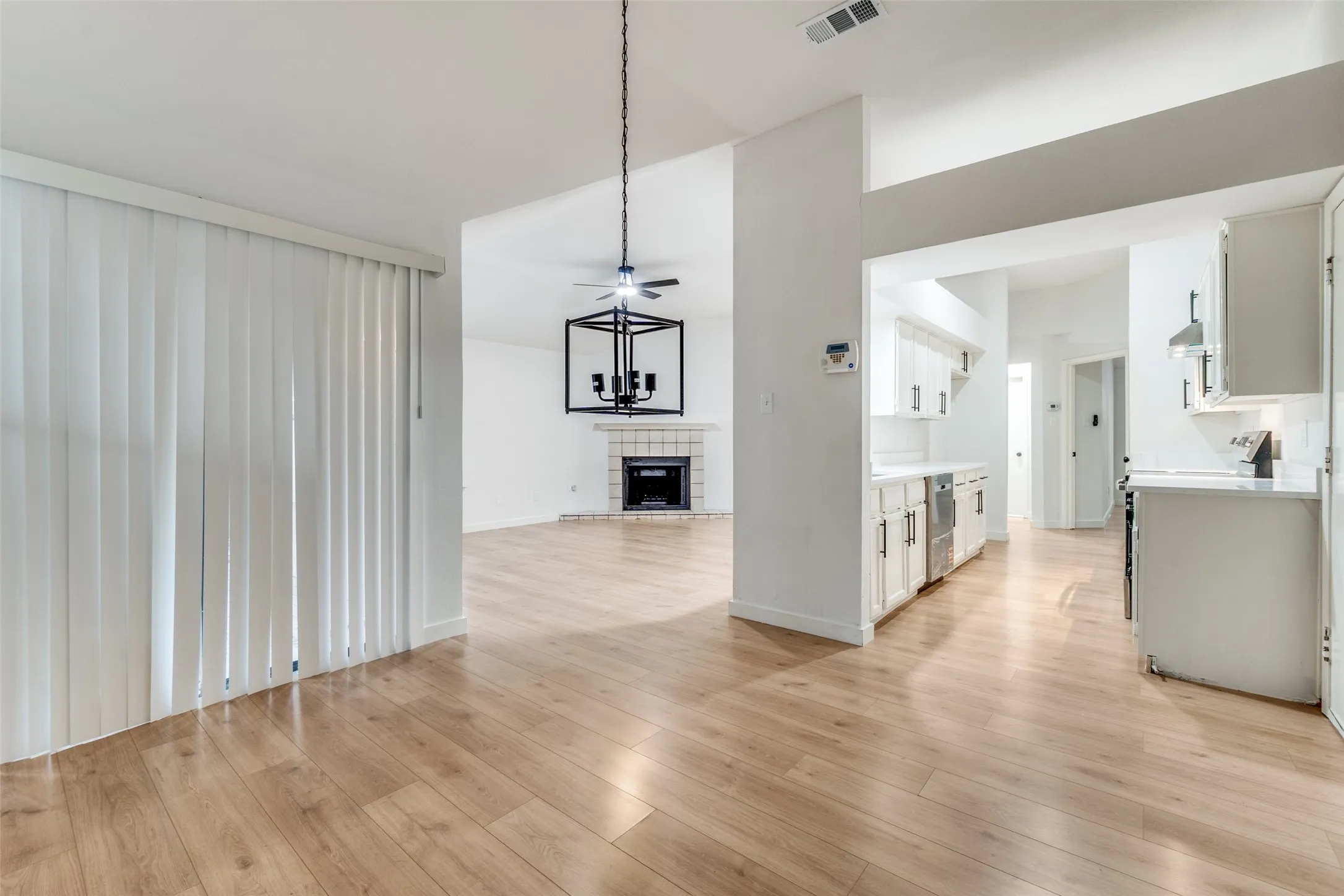Single Family Residence For Sale in Dallas County , 10316 Ridge Oak Street, Dallas, Texas 75227, 2 Bedrooms, 2 Bathrooms, 1 Garage spaces, 1,143 Sqft, built in 1985, Price $175,000, mls#21282894, Real Estate Agent in Dallas, Homes For Sale in Dallas county, Homes For Sale in Dallas, Realtor in Dallas Texas, Real Estate Brokerage Independent Realty Texas, Luminita Cordes Realtor