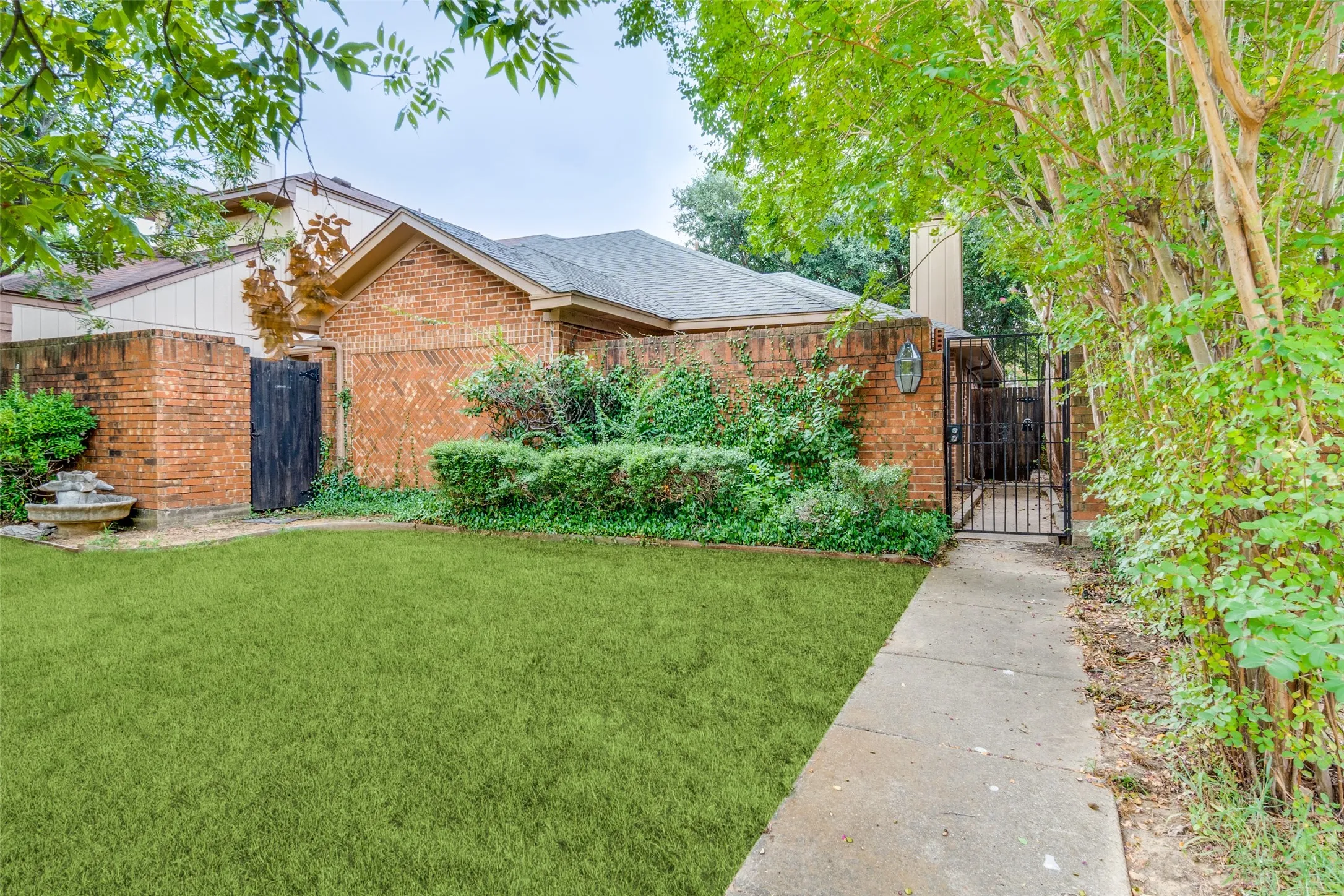 Single Family Residence For Sale in Dallas County , 10316 Ridge Oak Street, Dallas, Texas 75227, 2 Bedrooms, 2 Bathrooms, 1 Garage spaces, 1,143 Sqft, built in 1985, Price $175,000, mls#21282894, Real Estate Agent in Dallas, Homes For Sale in Dallas county, Homes For Sale in Dallas, Realtor in Dallas Texas, Real Estate Brokerage Independent Realty Texas, Luminita Cordes Realtor
