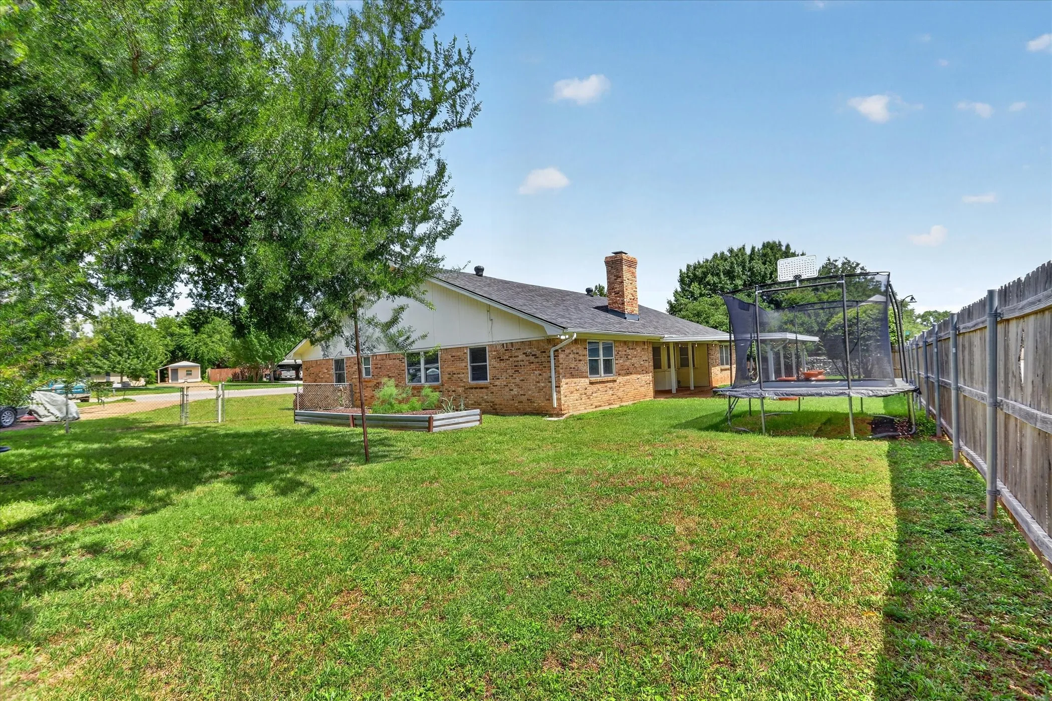 Spacious Back yard