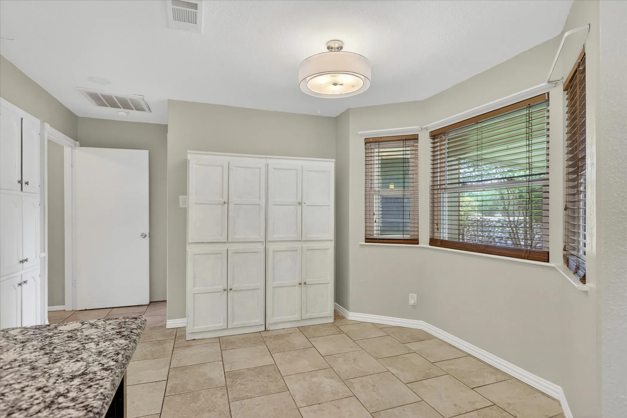 Single Family Residence For Sale in Tarrant County , 4301 Jester Court, North Richland Hills, Texas 76180, 4 Bedroom, 2 Bathroom, 2 Garage spaces, 2,018 Sqft, built in 1975, mls#21282855, Real Estate Agent in North Richland Hills, Homes For Sale in Tarrant county, Homes For Sale in North Richland Hills, Realtor in North Richland Hills Texas, Real Estate Brokerage Independent Realty Texas, Luminita Cordes Realtor