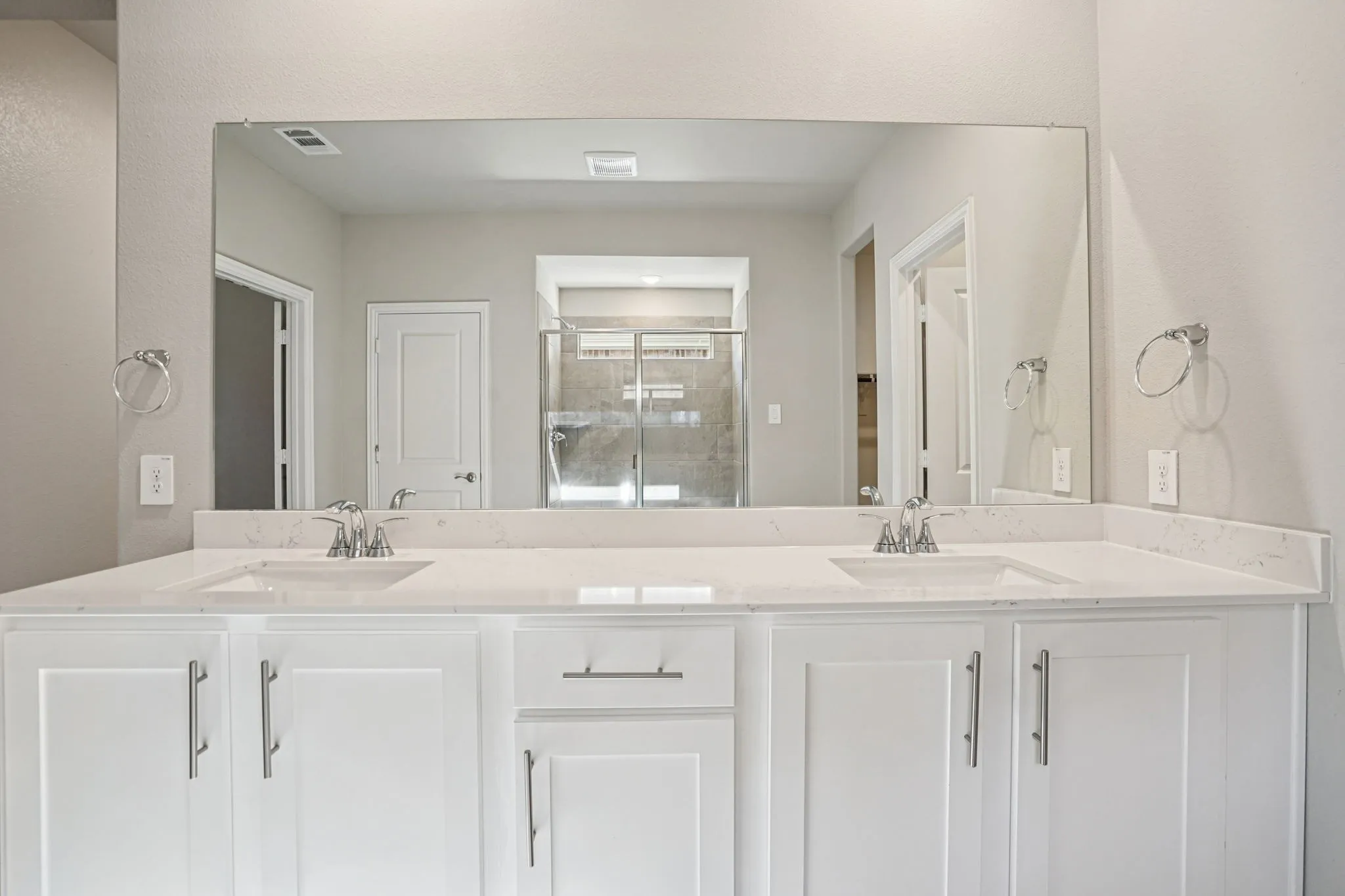  Photo is not of the actual home, but is an inspirational photo of builder’s model home and may depict options, furnishings, and/or decorator features that are not included.
