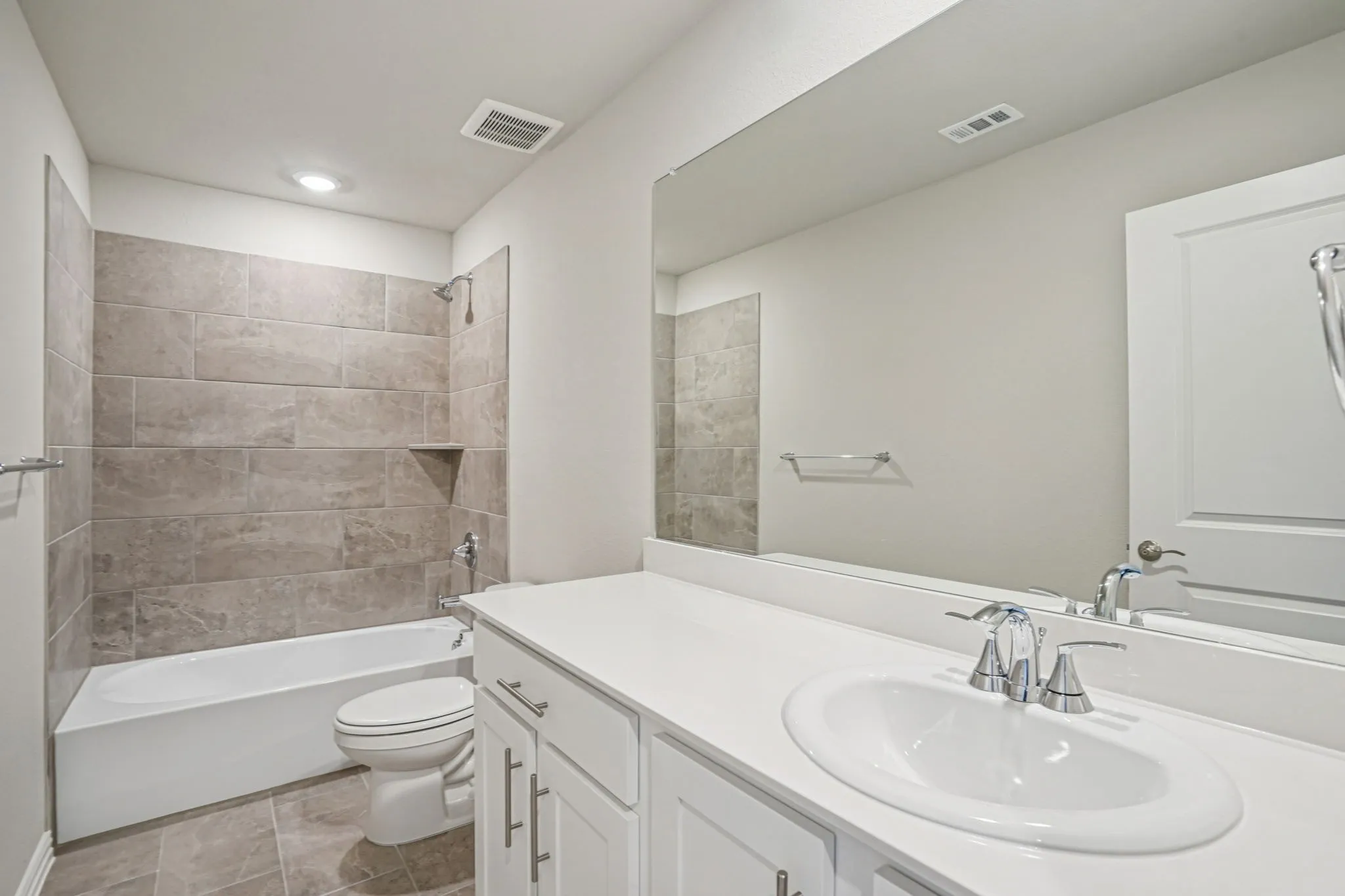  Photo is not of the actual home, but is an inspirational photo of builder’s model home and may depict options, furnishings, and/or decorator features that are not included.

