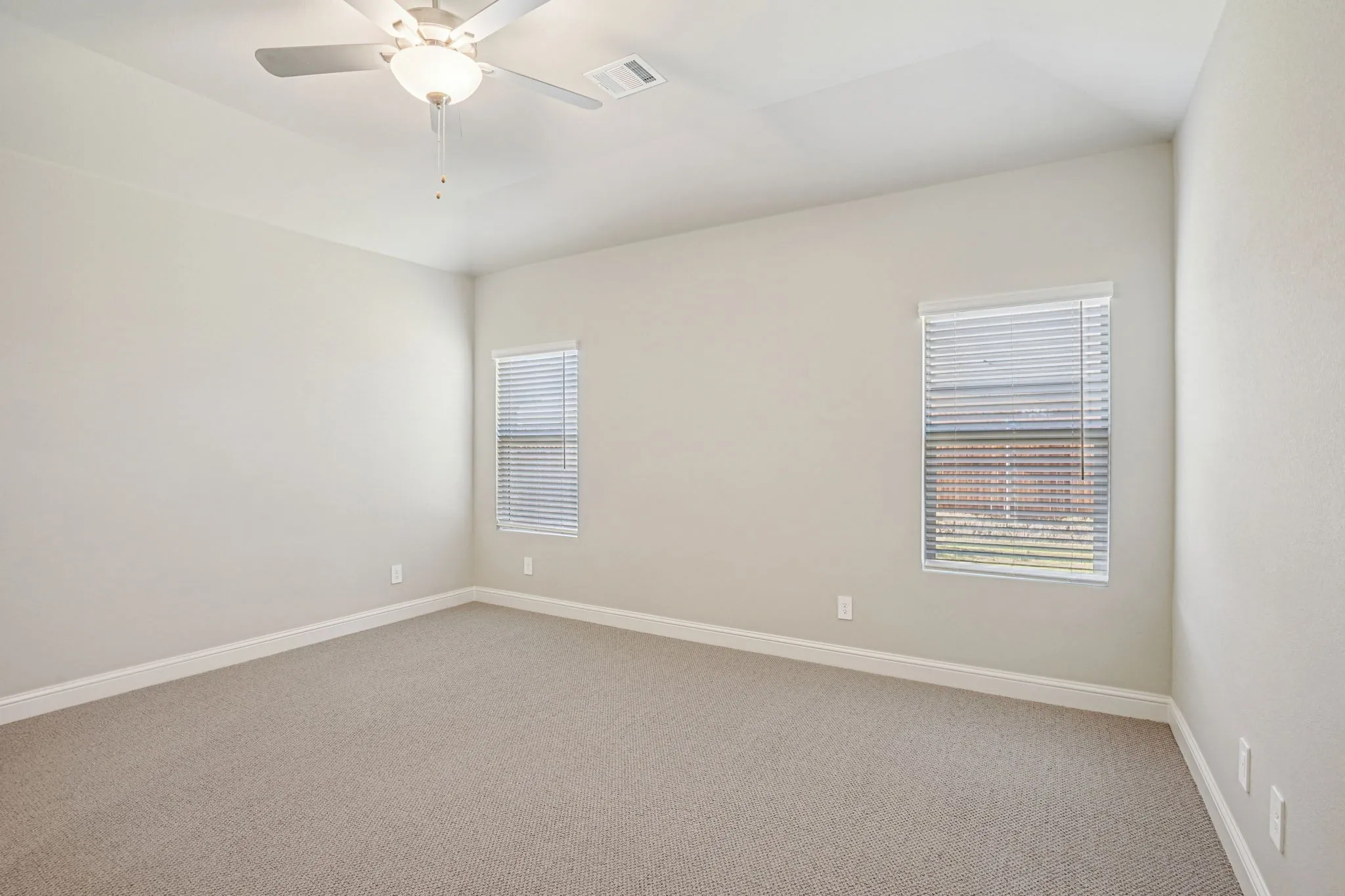  Photo is not of the actual home, but is an inspirational photo of builder’s model home and may depict options, furnishings, and/or decorator features that are not included.
