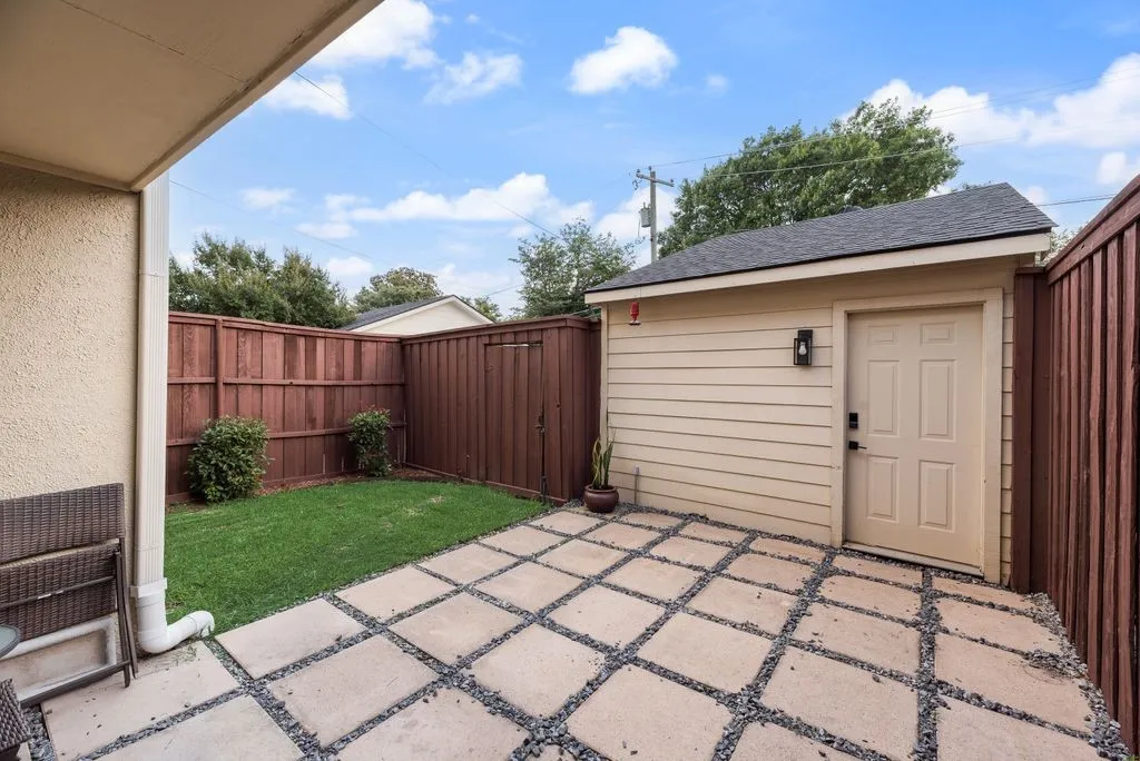 Townhouse For Sale in Dallas County , 9412 Timberleaf Drive, Dallas, Texas 75243, 3 Bedroom, 3 Bathroom, 1 Garage spaces, 2,004 Sqft, built in 1971, Price $325,000, mls#21282901, Real Estate Agent in Dallas, Homes For Sale in Dallas county, Homes For Sale in Dallas, Realtor in Dallas Texas, Real Estate Brokerage Independent Realty Texas, Luminita Cordes Realtor