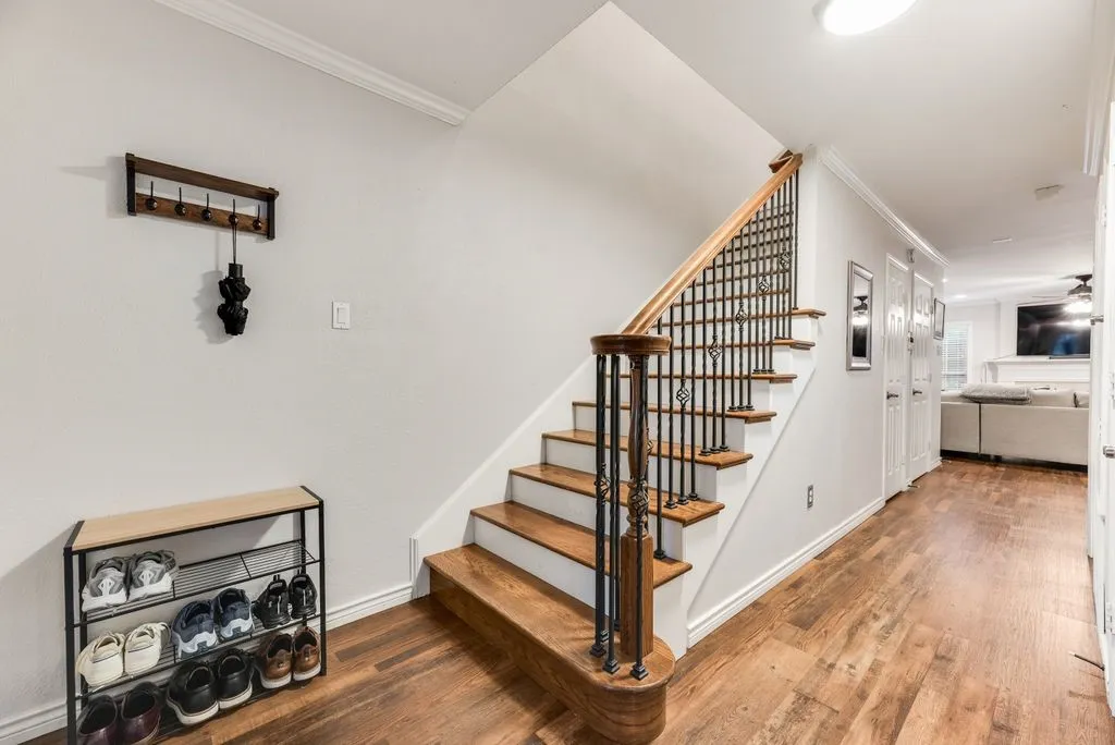Townhouse For Sale in Dallas County , 9412 Timberleaf Drive, Dallas, Texas 75243, 3 Bedroom, 3 Bathroom, 1 Garage spaces, 2,004 Sqft, built in 1971, Price $325,000, mls#21282901, Real Estate Agent in Dallas, Homes For Sale in Dallas county, Homes For Sale in Dallas, Realtor in Dallas Texas, Real Estate Brokerage Independent Realty Texas, Luminita Cordes Realtor