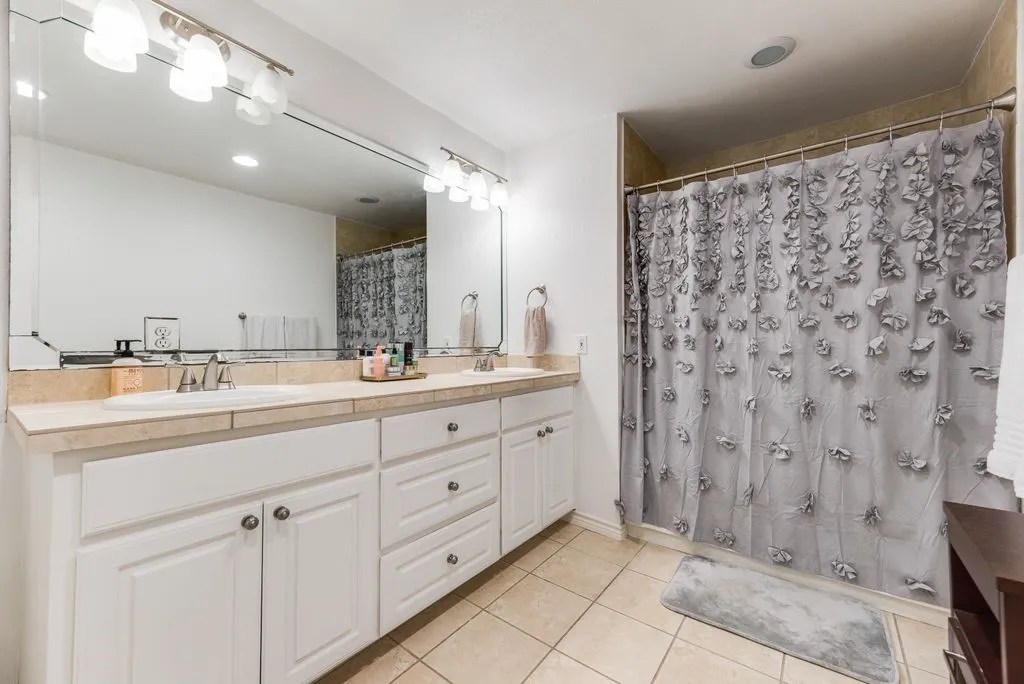 Townhouse For Sale in Dallas County , 9412 Timberleaf Drive, Dallas, Texas 75243, 3 Bedroom, 3 Bathroom, 1 Garage spaces, 2,004 Sqft, built in 1971, Price $325,000, mls#21282901, Real Estate Agent in Dallas, Homes For Sale in Dallas county, Homes For Sale in Dallas, Realtor in Dallas Texas, Real Estate Brokerage Independent Realty Texas, Luminita Cordes Realtor