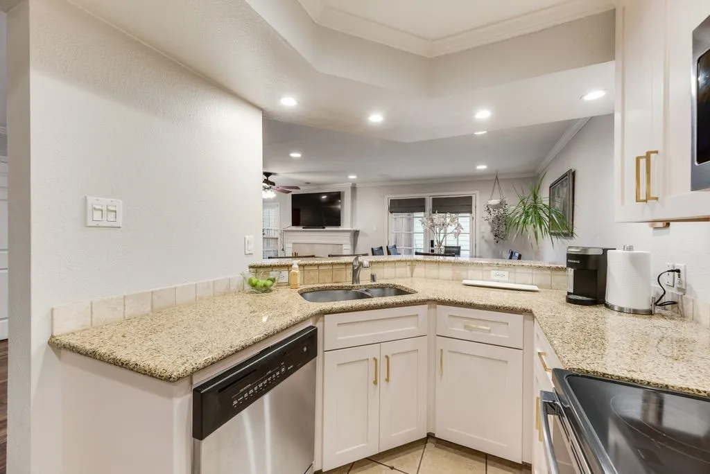 Townhouse For Sale in Dallas County , 9412 Timberleaf Drive, Dallas, Texas 75243, 3 Bedroom, 3 Bathroom, 1 Garage spaces, 2,004 Sqft, built in 1971, Price $325,000, mls#21282901, Real Estate Agent in Dallas, Homes For Sale in Dallas county, Homes For Sale in Dallas, Realtor in Dallas Texas, Real Estate Brokerage Independent Realty Texas, Luminita Cordes Realtor