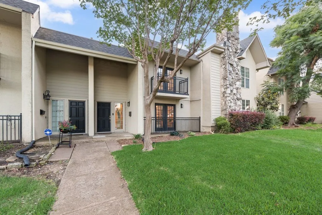 Townhouse For Sale in Dallas County , 9412 Timberleaf Drive, Dallas, Texas 75243, 3 Bedroom, 3 Bathroom, 1 Garage spaces, 2,004 Sqft, built in 1971, Price $325,000, mls#21282901, Real Estate Agent in Dallas, Homes For Sale in Dallas county, Homes For Sale in Dallas, Realtor in Dallas Texas, Real Estate Brokerage Independent Realty Texas, Luminita Cordes Realtor