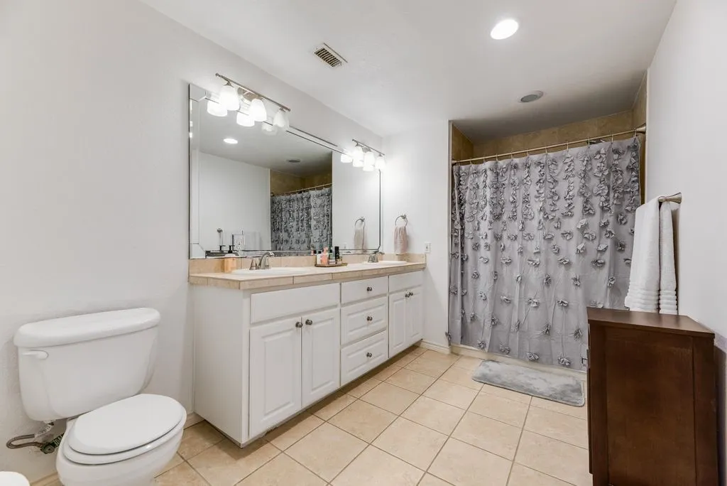 Townhouse For Sale in Dallas County , 9412 Timberleaf Drive, Dallas, Texas 75243, 3 Bedroom, 3 Bathroom, 1 Garage spaces, 2,004 Sqft, built in 1971, Price $325,000, mls#21282901, Real Estate Agent in Dallas, Homes For Sale in Dallas county, Homes For Sale in Dallas, Realtor in Dallas Texas, Real Estate Brokerage Independent Realty Texas, Luminita Cordes Realtor