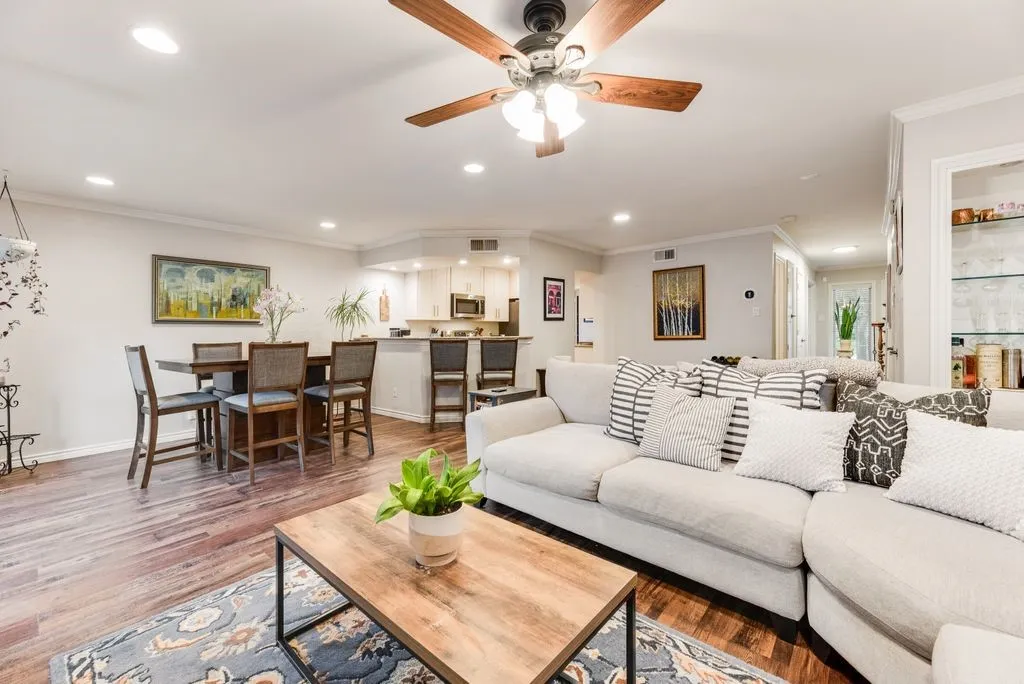 Townhouse For Sale in Dallas County , 9412 Timberleaf Drive, Dallas, Texas 75243, 3 Bedroom, 3 Bathroom, 1 Garage spaces, 2,004 Sqft, built in 1971, Price $325,000, mls#21282901, Real Estate Agent in Dallas, Homes For Sale in Dallas county, Homes For Sale in Dallas, Realtor in Dallas Texas, Real Estate Brokerage Independent Realty Texas, Luminita Cordes Realtor