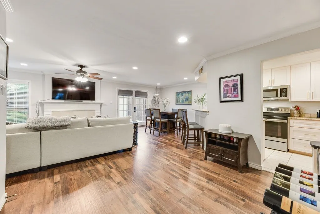 Townhouse For Sale in Dallas County , 9412 Timberleaf Drive, Dallas, Texas 75243, 3 Bedroom, 3 Bathroom, 1 Garage spaces, 2,004 Sqft, built in 1971, Price $325,000, mls#21282901, Real Estate Agent in Dallas, Homes For Sale in Dallas county, Homes For Sale in Dallas, Realtor in Dallas Texas, Real Estate Brokerage Independent Realty Texas, Luminita Cordes Realtor