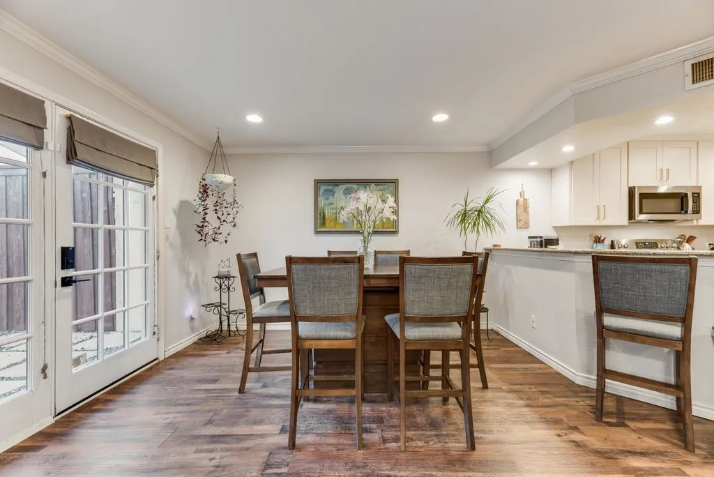 Townhouse For Sale in Dallas County , 9412 Timberleaf Drive, Dallas, Texas 75243, 3 Bedroom, 3 Bathroom, 1 Garage spaces, 2,004 Sqft, built in 1971, Price $325,000, mls#21282901, Real Estate Agent in Dallas, Homes For Sale in Dallas county, Homes For Sale in Dallas, Realtor in Dallas Texas, Real Estate Brokerage Independent Realty Texas, Luminita Cordes Realtor