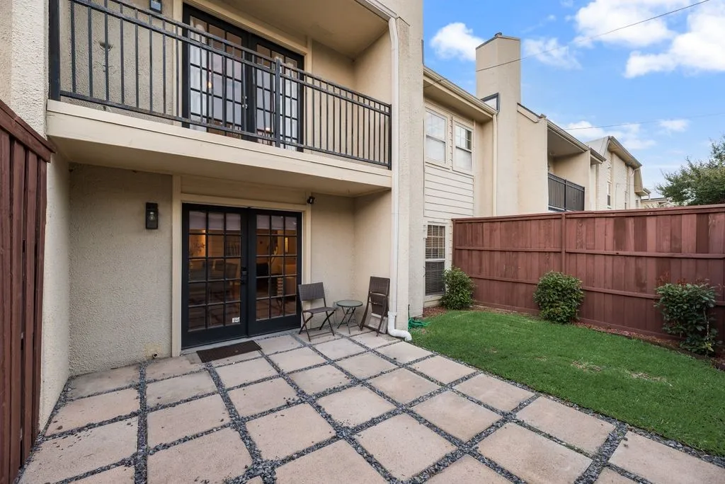 Townhouse For Sale in Dallas County , 9412 Timberleaf Drive, Dallas, Texas 75243, 3 Bedroom, 3 Bathroom, 1 Garage spaces, 2,004 Sqft, built in 1971, Price $325,000, mls#21282901, Real Estate Agent in Dallas, Homes For Sale in Dallas county, Homes For Sale in Dallas, Realtor in Dallas Texas, Real Estate Brokerage Independent Realty Texas, Luminita Cordes Realtor