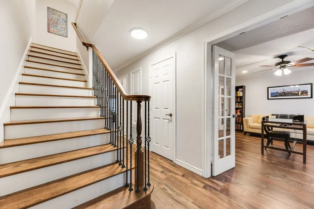 Townhouse For Sale in Dallas County , 9412 Timberleaf Drive, Dallas, Texas 75243, 3 Bedroom, 3 Bathroom, 1 Garage spaces, 2,004 Sqft, built in 1971, Price $325,000, mls#21282901, Real Estate Agent in Dallas, Homes For Sale in Dallas county, Homes For Sale in Dallas, Realtor in Dallas Texas, Real Estate Brokerage Independent Realty Texas, Luminita Cordes Realtor