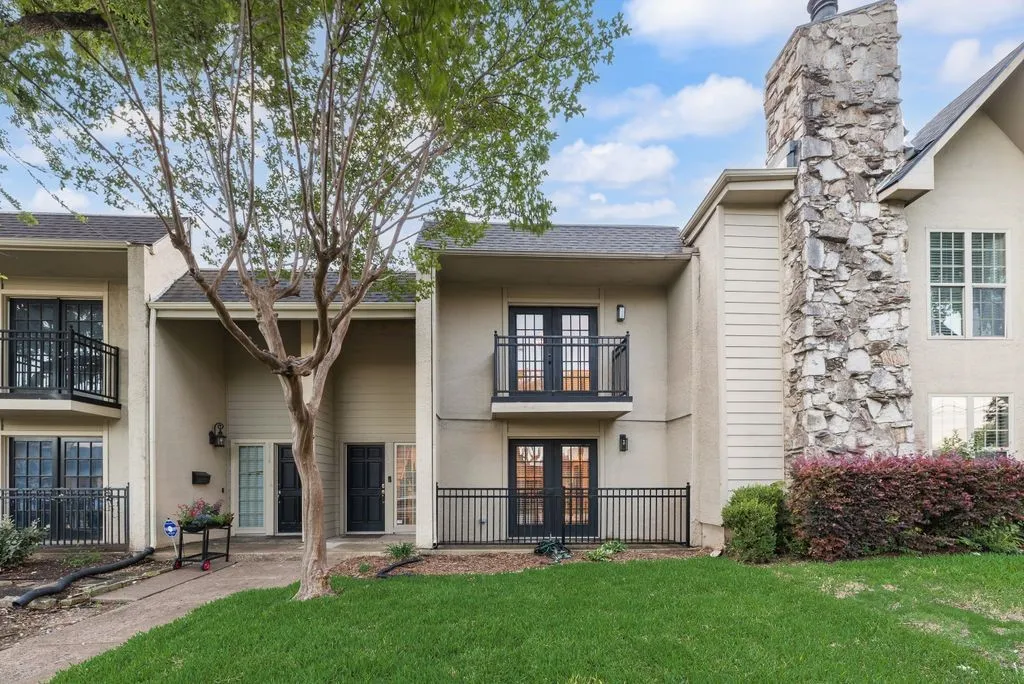 Townhouse For Sale in Dallas County , 9412 Timberleaf Drive, Dallas, Texas 75243, 3 Bedroom, 3 Bathroom, 1 Garage spaces, 2,004 Sqft, built in 1971, Price $325,000, mls#21282901, Real Estate Agent in Dallas, Homes For Sale in Dallas county, Homes For Sale in Dallas, Realtor in Dallas Texas, Real Estate Brokerage Independent Realty Texas, Luminita Cordes Realtor