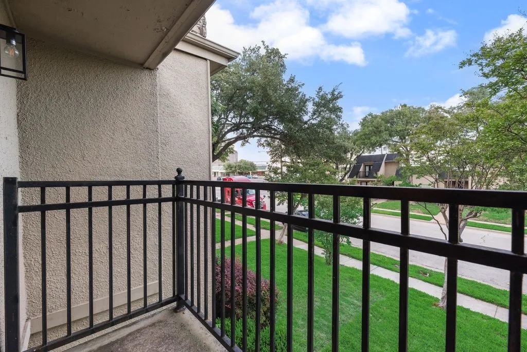Townhouse For Sale in Dallas County , 9412 Timberleaf Drive, Dallas, Texas 75243, 3 Bedroom, 3 Bathroom, 1 Garage spaces, 2,004 Sqft, built in 1971, Price $325,000, mls#21282901, Real Estate Agent in Dallas, Homes For Sale in Dallas county, Homes For Sale in Dallas, Realtor in Dallas Texas, Real Estate Brokerage Independent Realty Texas, Luminita Cordes Realtor