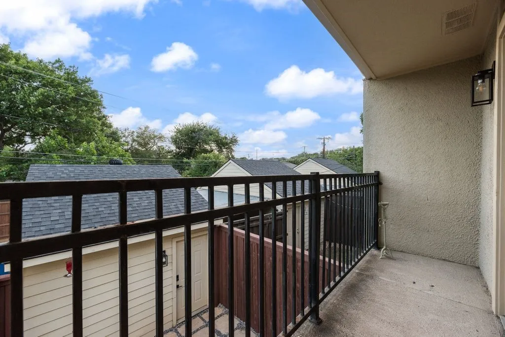 Townhouse For Sale in Dallas County , 9412 Timberleaf Drive, Dallas, Texas 75243, 3 Bedroom, 3 Bathroom, 1 Garage spaces, 2,004 Sqft, built in 1971, Price $325,000, mls#21282901, Real Estate Agent in Dallas, Homes For Sale in Dallas county, Homes For Sale in Dallas, Realtor in Dallas Texas, Real Estate Brokerage Independent Realty Texas, Luminita Cordes Realtor