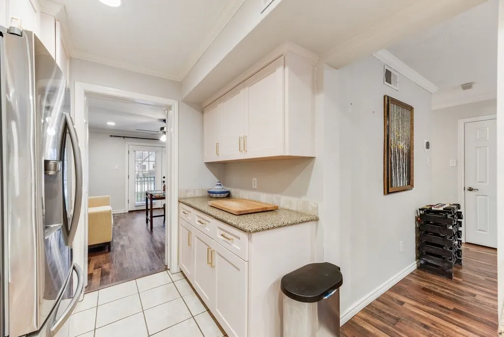 Townhouse For Sale in Dallas County , 9412 Timberleaf Drive, Dallas, Texas 75243, 3 Bedroom, 3 Bathroom, 1 Garage spaces, 2,004 Sqft, built in 1971, Price $325,000, mls#21282901, Real Estate Agent in Dallas, Homes For Sale in Dallas county, Homes For Sale in Dallas, Realtor in Dallas Texas, Real Estate Brokerage Independent Realty Texas, Luminita Cordes Realtor