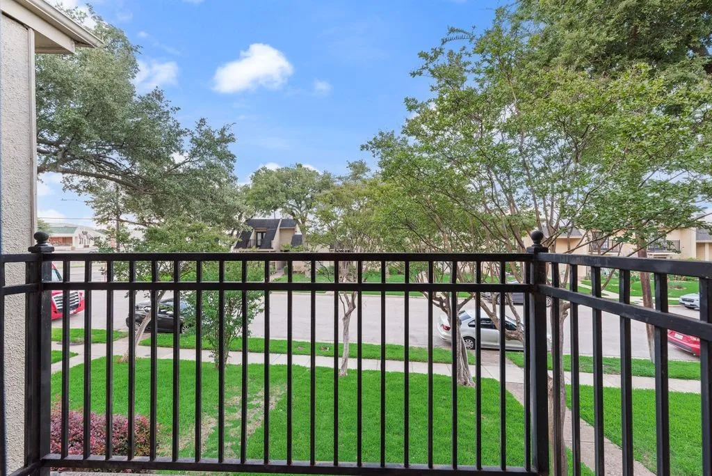Townhouse For Sale in Dallas County , 9412 Timberleaf Drive, Dallas, Texas 75243, 3 Bedroom, 3 Bathroom, 1 Garage spaces, 2,004 Sqft, built in 1971, Price $325,000, mls#21282901, Real Estate Agent in Dallas, Homes For Sale in Dallas county, Homes For Sale in Dallas, Realtor in Dallas Texas, Real Estate Brokerage Independent Realty Texas, Luminita Cordes Realtor