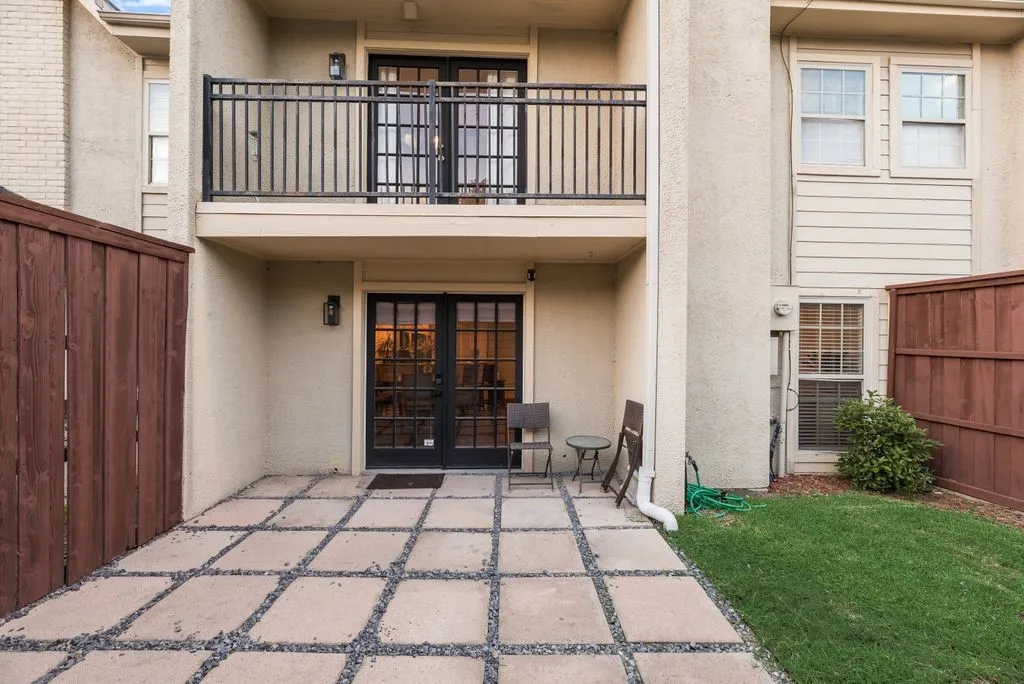 Townhouse For Sale in Dallas County , 9412 Timberleaf Drive, Dallas, Texas 75243, 3 Bedroom, 3 Bathroom, 1 Garage spaces, 2,004 Sqft, built in 1971, Price $325,000, mls#21282901, Real Estate Agent in Dallas, Homes For Sale in Dallas county, Homes For Sale in Dallas, Realtor in Dallas Texas, Real Estate Brokerage Independent Realty Texas, Luminita Cordes Realtor