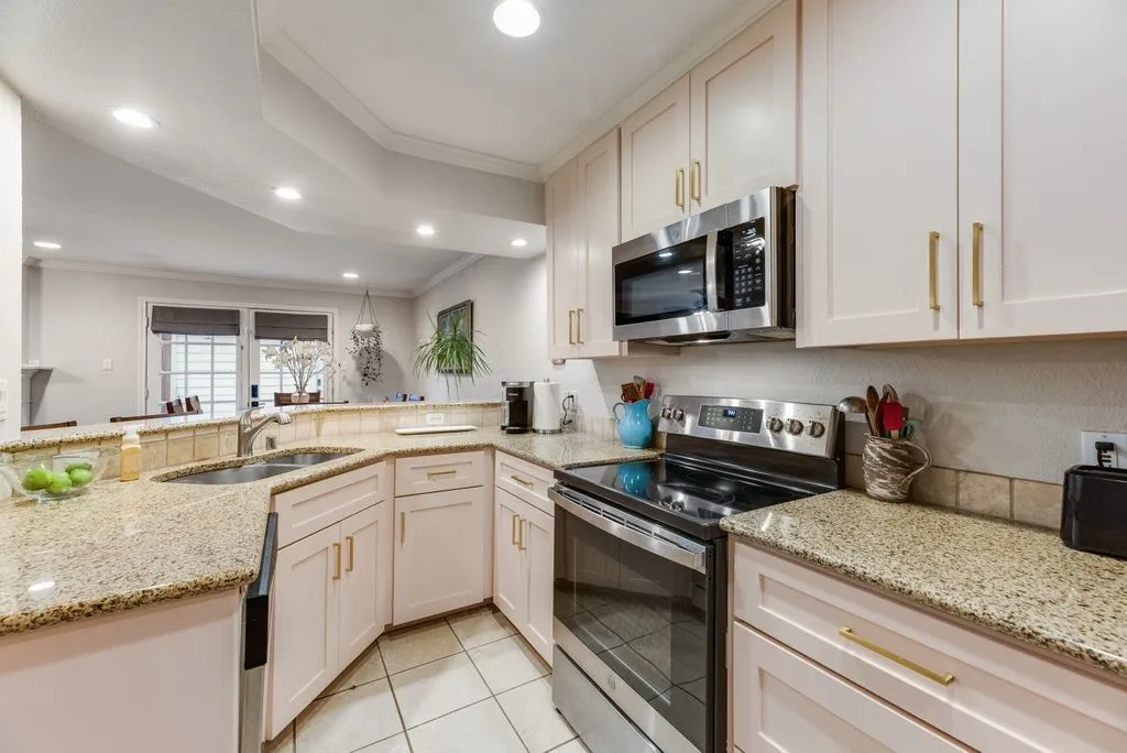 Townhouse For Sale in Dallas County , 9412 Timberleaf Drive, Dallas, Texas 75243, 3 Bedroom, 3 Bathroom, 1 Garage spaces, 2,004 Sqft, built in 1971, Price $325,000, mls#21282901, Real Estate Agent in Dallas, Homes For Sale in Dallas county, Homes For Sale in Dallas, Realtor in Dallas Texas, Real Estate Brokerage Independent Realty Texas, Luminita Cordes Realtor