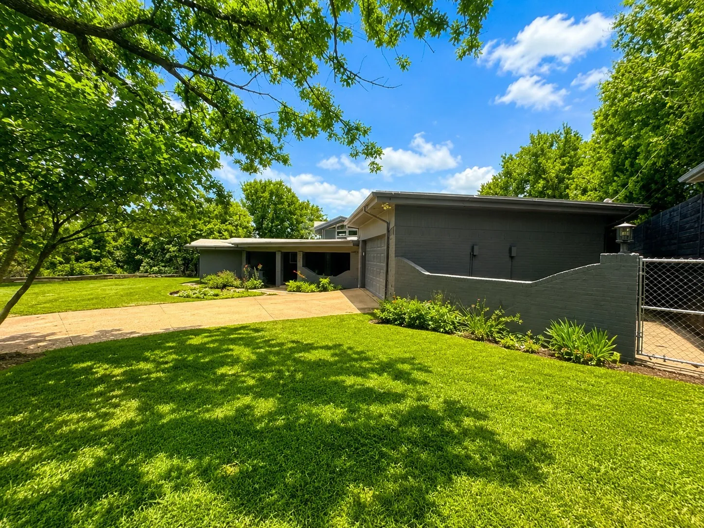 Single Family Residence For Sale in Palo Pinto County , 705 10th Street NW, Mineral Wells, Texas 76067, 3 Bedroom, 3 Bathroom, 2 Garage spaces, 3,034 Sqft, built in 1970, Price $388,900, mls#21282344, Real Estate Agent in Mineral Wells, Homes For Sale in Palo Pinto county, Homes For Sale in Mineral Wells, Realtor in Mineral Wells Texas, Real Estate Brokerage Independent Realty Texas, Luminita Cordes Realtor