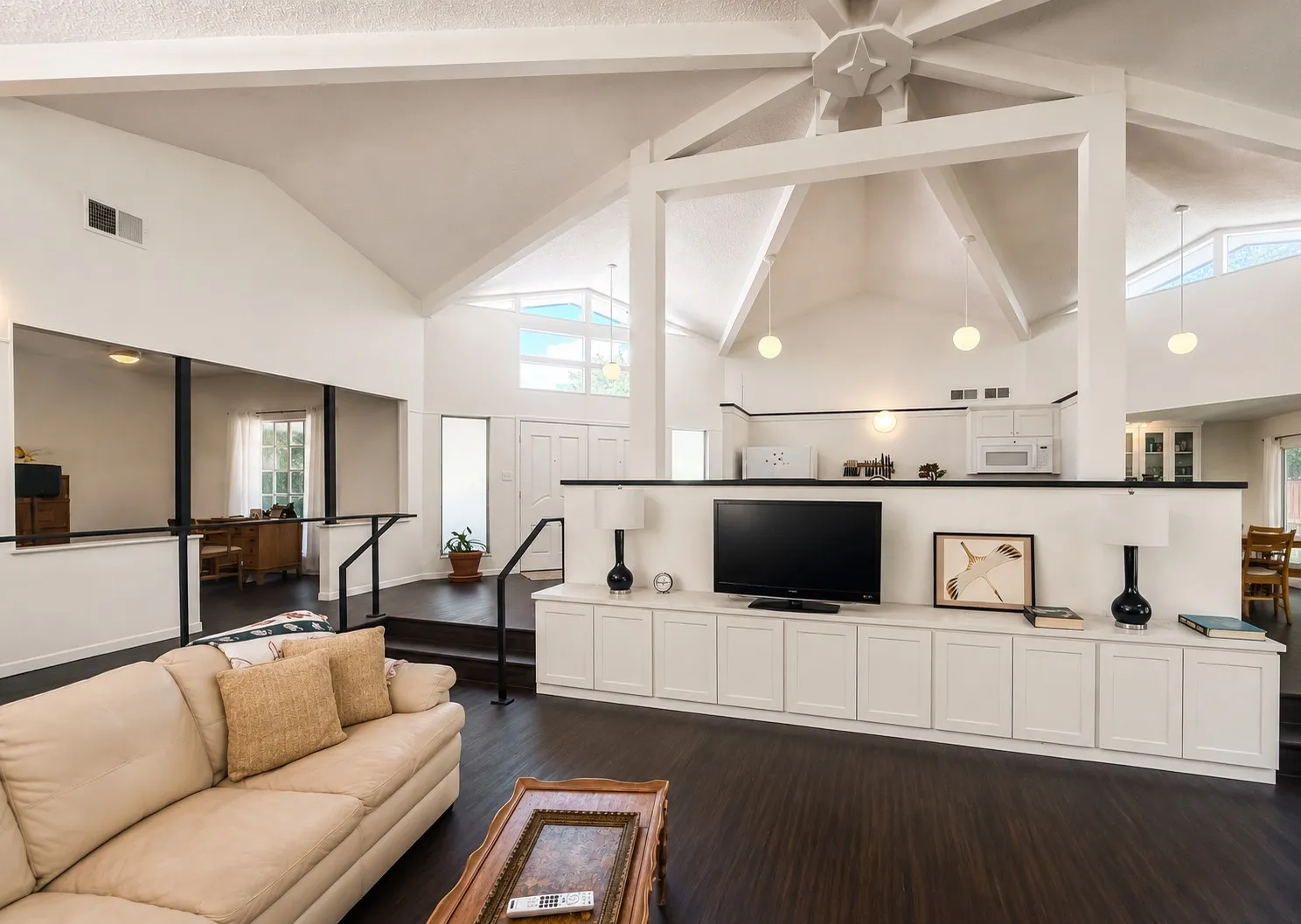 Single Family Residence For Sale in Palo Pinto County , 705 10th Street NW, Mineral Wells, Texas 76067, 3 Bedroom, 3 Bathroom, 2 Garage spaces, 3,034 Sqft, built in 1970, Price $388,900, mls#21282344, Real Estate Agent in Mineral Wells, Homes For Sale in Palo Pinto county, Homes For Sale in Mineral Wells, Realtor in Mineral Wells Texas, Real Estate Brokerage Independent Realty Texas, Luminita Cordes Realtor