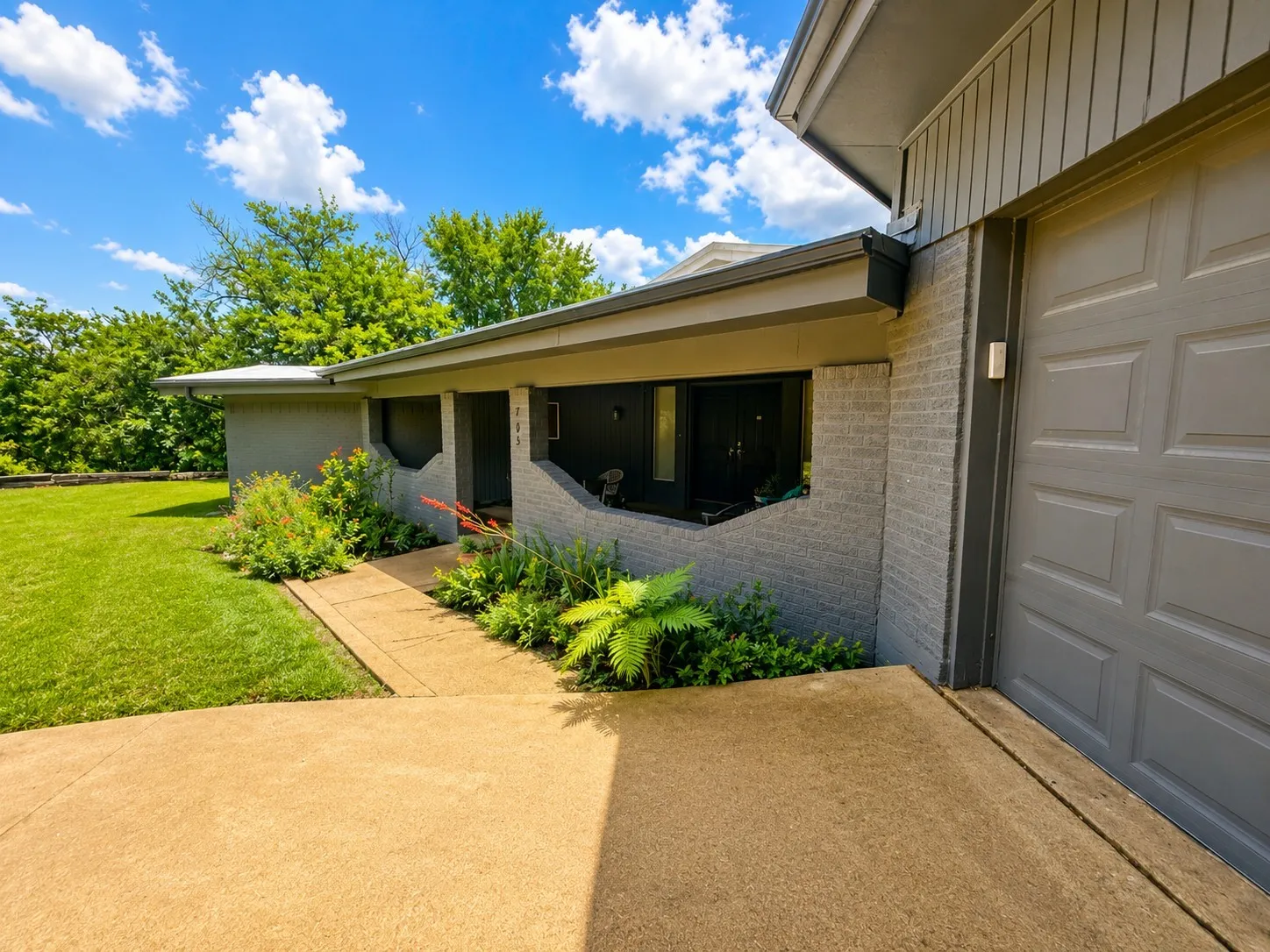 Single Family Residence For Sale in Palo Pinto County , 705 10th Street NW, Mineral Wells, Texas 76067, 3 Bedroom, 3 Bathroom, 2 Garage spaces, 3,034 Sqft, built in 1970, Price $388,900, mls#21282344, Real Estate Agent in Mineral Wells, Homes For Sale in Palo Pinto county, Homes For Sale in Mineral Wells, Realtor in Mineral Wells Texas, Real Estate Brokerage Independent Realty Texas, Luminita Cordes Realtor