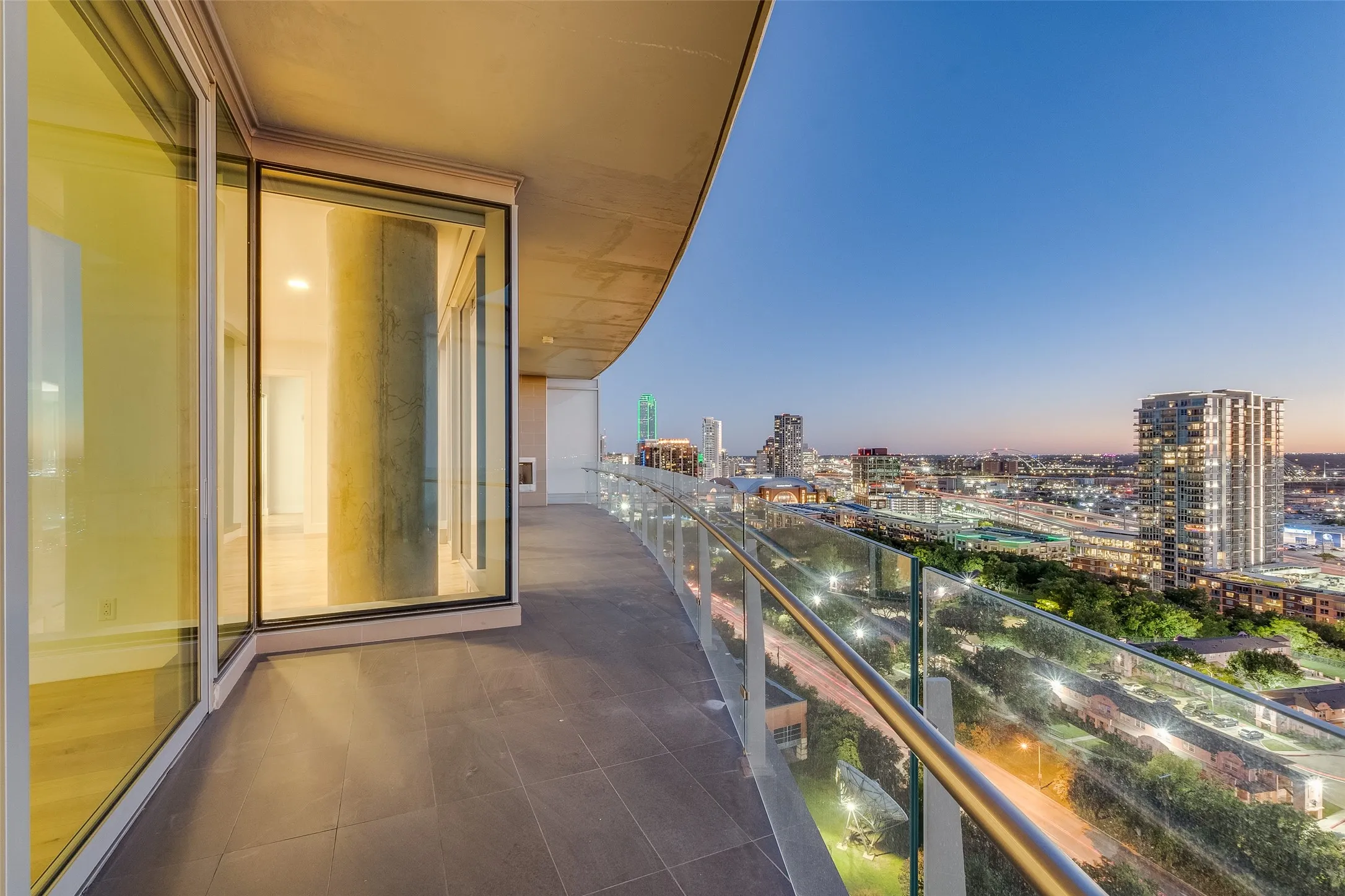 Condominium For Sale in Dallas County , 3130 N Harwood Street 1802, Dallas, Texas 75201, 2 Bedroom, 3 Bathroom, 2 Garage spaces, 1,527 Sqft, built in 2015, Price $979,000, mls#21282333, Real Estate Agent in Dallas, Homes For Sale in Dallas county, Homes For Sale in Dallas, Realtor in Dallas Texas, Real Estate Brokerage Independent Realty Texas, Luminita Cordes Realtor