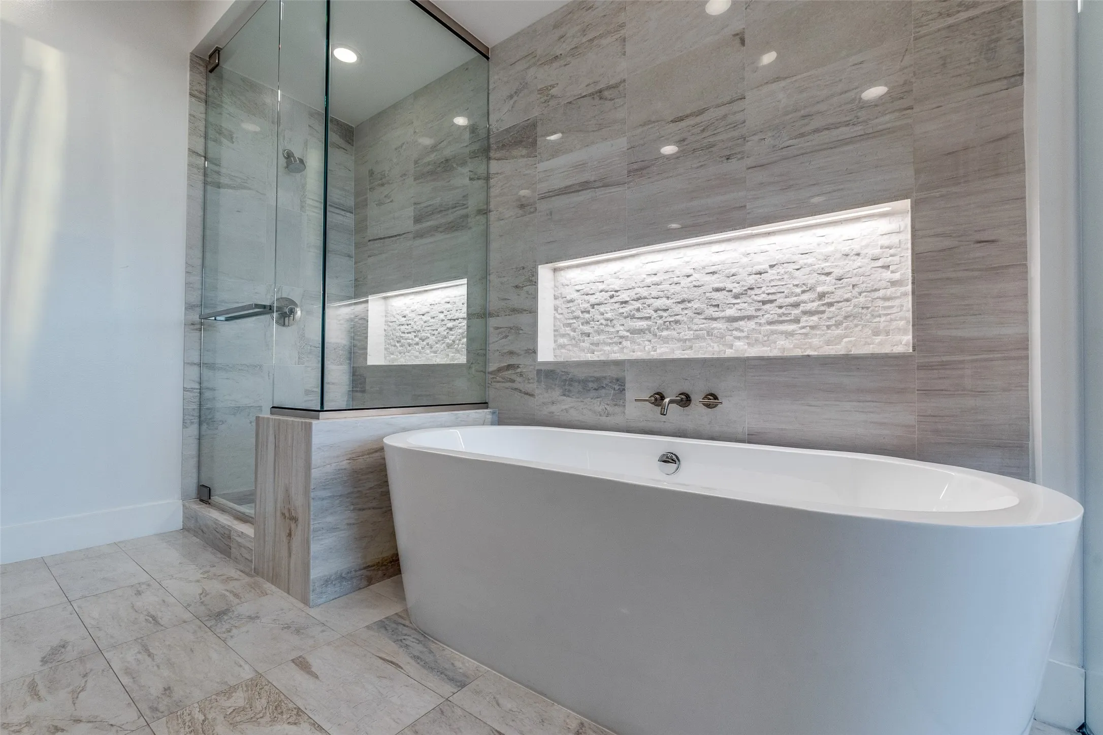 Condominium For Sale in Dallas County , 3130 N Harwood Street 1802, Dallas, Texas 75201, 2 Bedroom, 3 Bathroom, 2 Garage spaces, 1,527 Sqft, built in 2015, Price $979,000, mls#21282333, Real Estate Agent in Dallas, Homes For Sale in Dallas county, Homes For Sale in Dallas, Realtor in Dallas Texas, Real Estate Brokerage Independent Realty Texas, Luminita Cordes Realtor