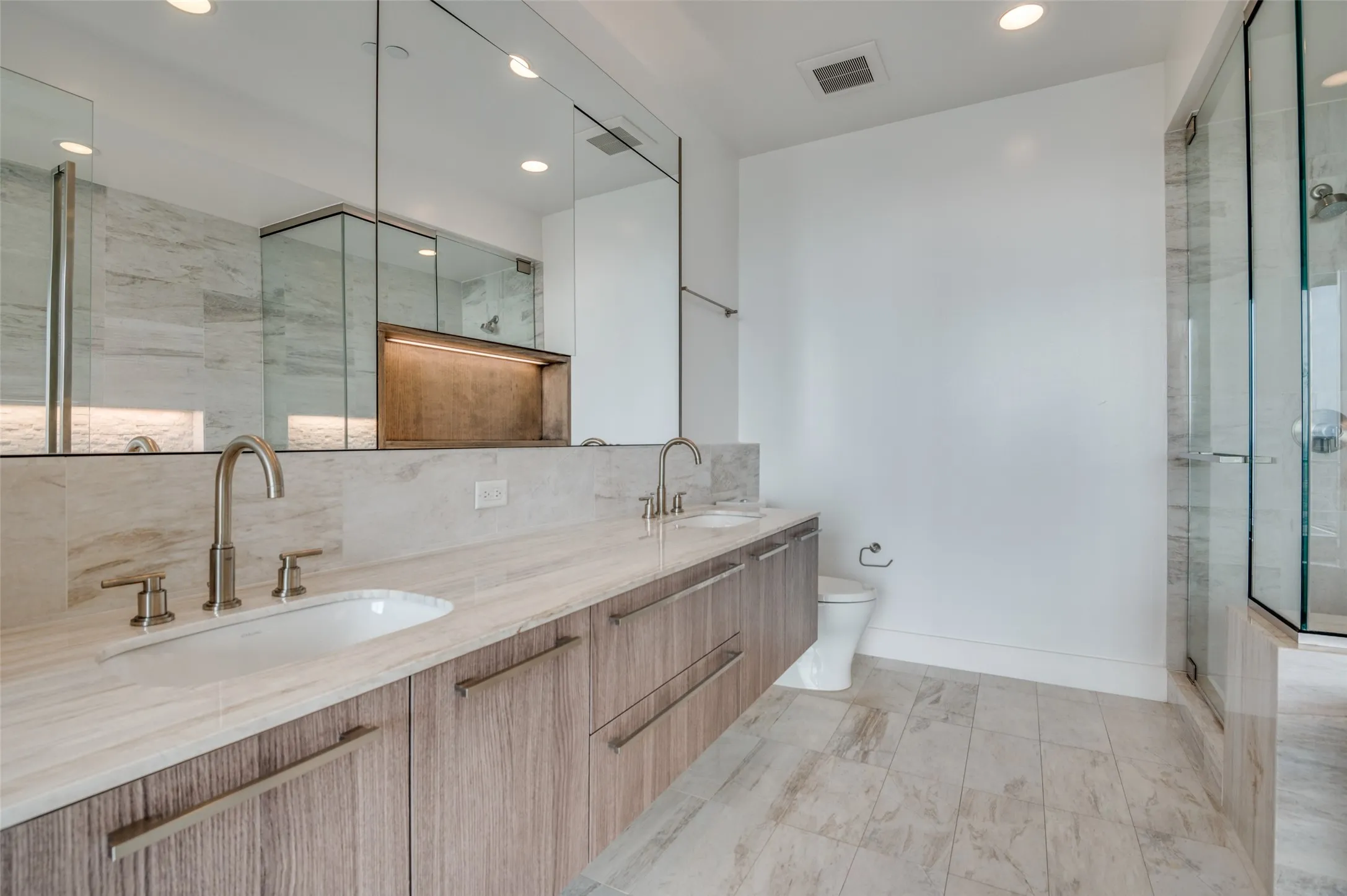 Condominium For Sale in Dallas County , 3130 N Harwood Street 1802, Dallas, Texas 75201, 2 Bedroom, 3 Bathroom, 2 Garage spaces, 1,527 Sqft, built in 2015, Price $979,000, mls#21282333, Real Estate Agent in Dallas, Homes For Sale in Dallas county, Homes For Sale in Dallas, Realtor in Dallas Texas, Real Estate Brokerage Independent Realty Texas, Luminita Cordes Realtor