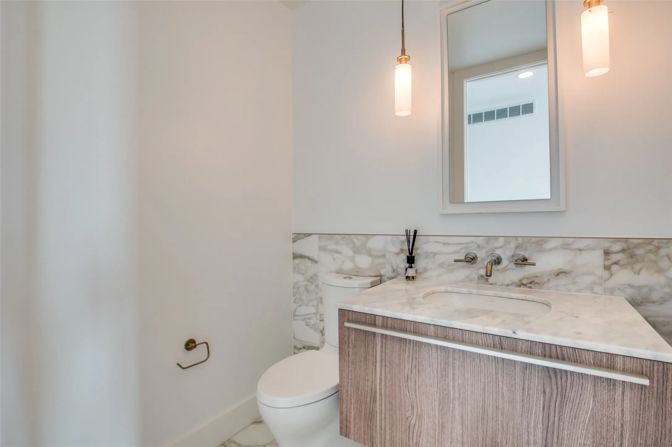 Condominium For Sale in Dallas County , 3130 N Harwood Street 1802, Dallas, Texas 75201, 2 Bedroom, 3 Bathroom, 2 Garage spaces, 1,527 Sqft, built in 2015, Price $979,000, mls#21282333, Real Estate Agent in Dallas, Homes For Sale in Dallas county, Homes For Sale in Dallas, Realtor in Dallas Texas, Real Estate Brokerage Independent Realty Texas, Luminita Cordes Realtor