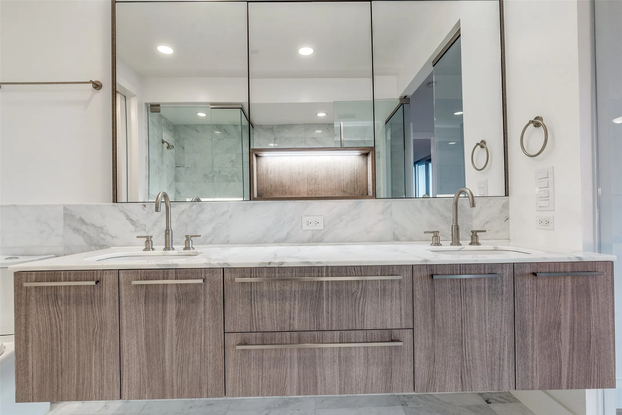 Condominium For Sale in Dallas County , 3130 N Harwood Street 1802, Dallas, Texas 75201, 2 Bedroom, 3 Bathroom, 2 Garage spaces, 1,527 Sqft, built in 2015, Price $979,000, mls#21282333, Real Estate Agent in Dallas, Homes For Sale in Dallas county, Homes For Sale in Dallas, Realtor in Dallas Texas, Real Estate Brokerage Independent Realty Texas, Luminita Cordes Realtor