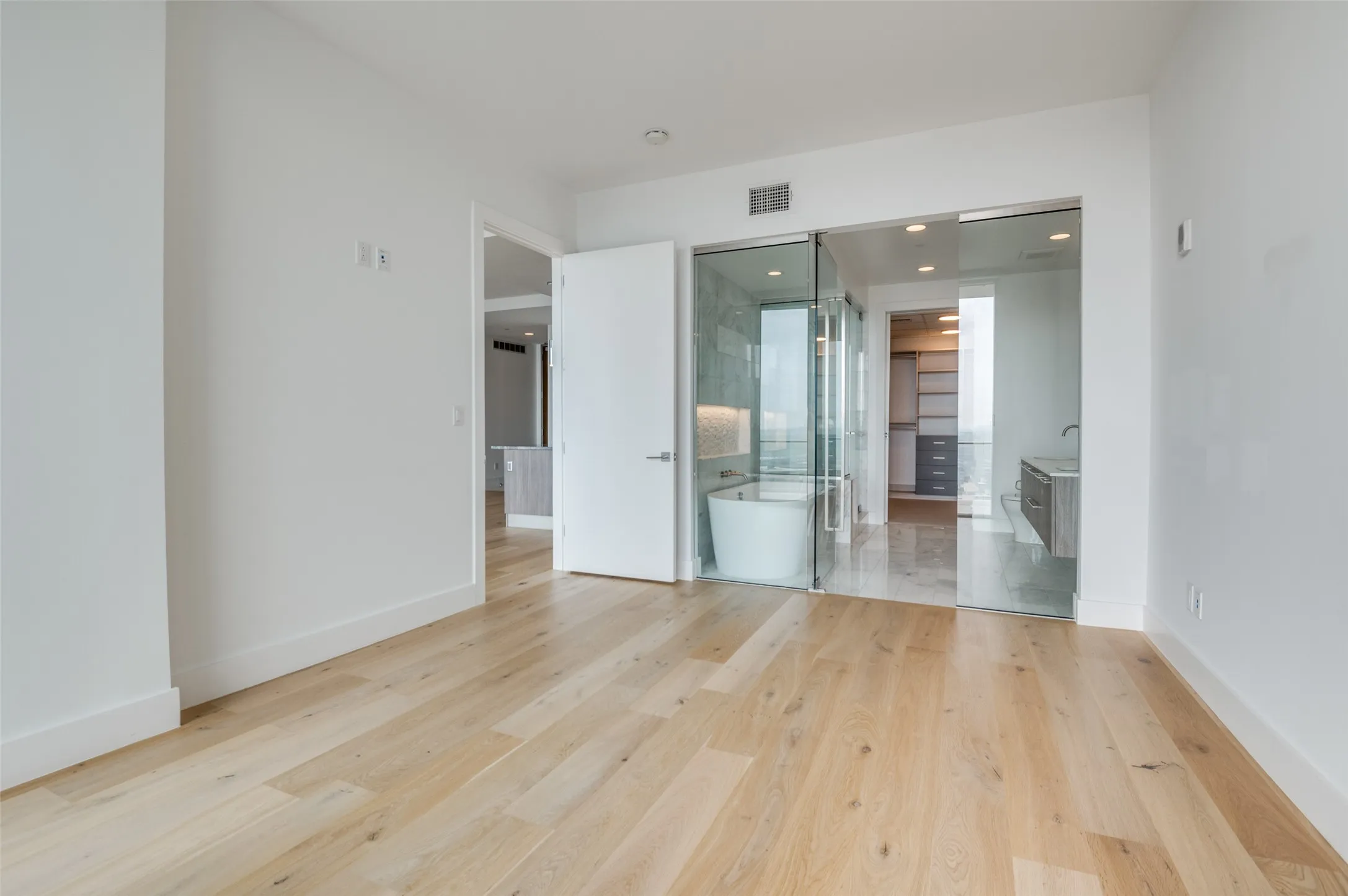 Condominium For Sale in Dallas County , 3130 N Harwood Street 1802, Dallas, Texas 75201, 2 Bedroom, 3 Bathroom, 2 Garage spaces, 1,527 Sqft, built in 2015, Price $979,000, mls#21282333, Real Estate Agent in Dallas, Homes For Sale in Dallas county, Homes For Sale in Dallas, Realtor in Dallas Texas, Real Estate Brokerage Independent Realty Texas, Luminita Cordes Realtor