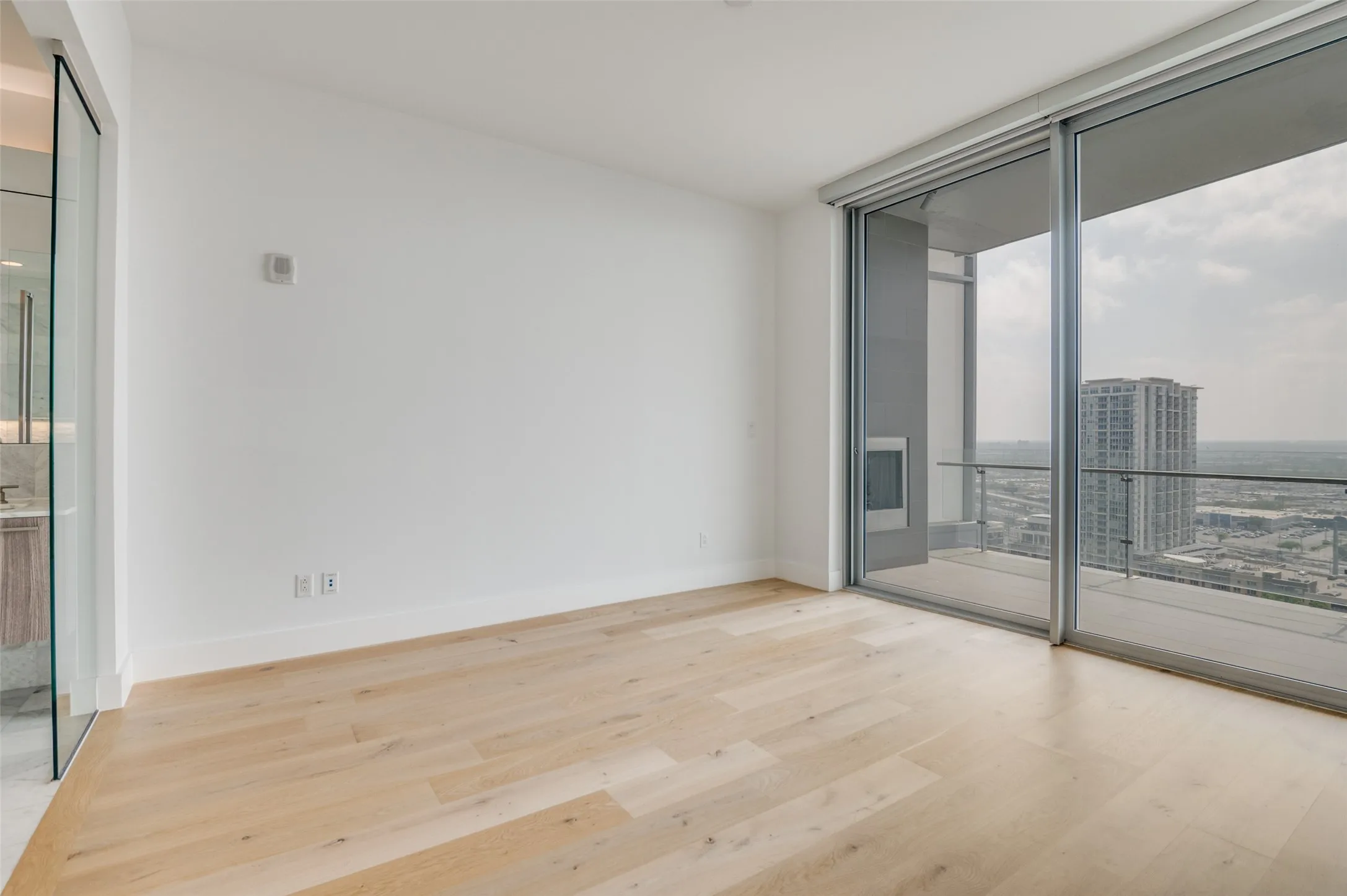 Condominium For Sale in Dallas County , 3130 N Harwood Street 1802, Dallas, Texas 75201, 2 Bedroom, 3 Bathroom, 2 Garage spaces, 1,527 Sqft, built in 2015, Price $979,000, mls#21282333, Real Estate Agent in Dallas, Homes For Sale in Dallas county, Homes For Sale in Dallas, Realtor in Dallas Texas, Real Estate Brokerage Independent Realty Texas, Luminita Cordes Realtor