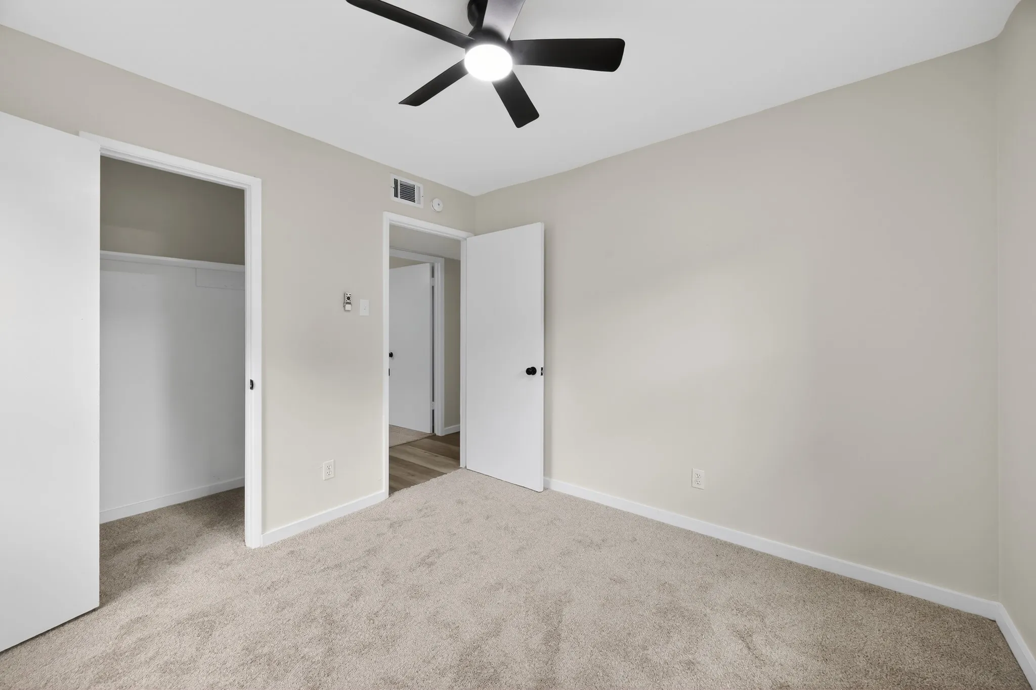Single Family Residence For Sale in Dallas County , 8617 Flicker Lane, Dallas, Texas 75238, 3 Bedroom, 2 Bathroom, 2 Garage spaces, 1,131 Sqft, built in 1962, mls#21279077, Real Estate Agent in Dallas, Homes For Sale in Dallas county, Homes For Sale in Dallas, Realtor in Dallas Texas, Real Estate Brokerage Independent Realty Texas, Luminita Cordes Realtor