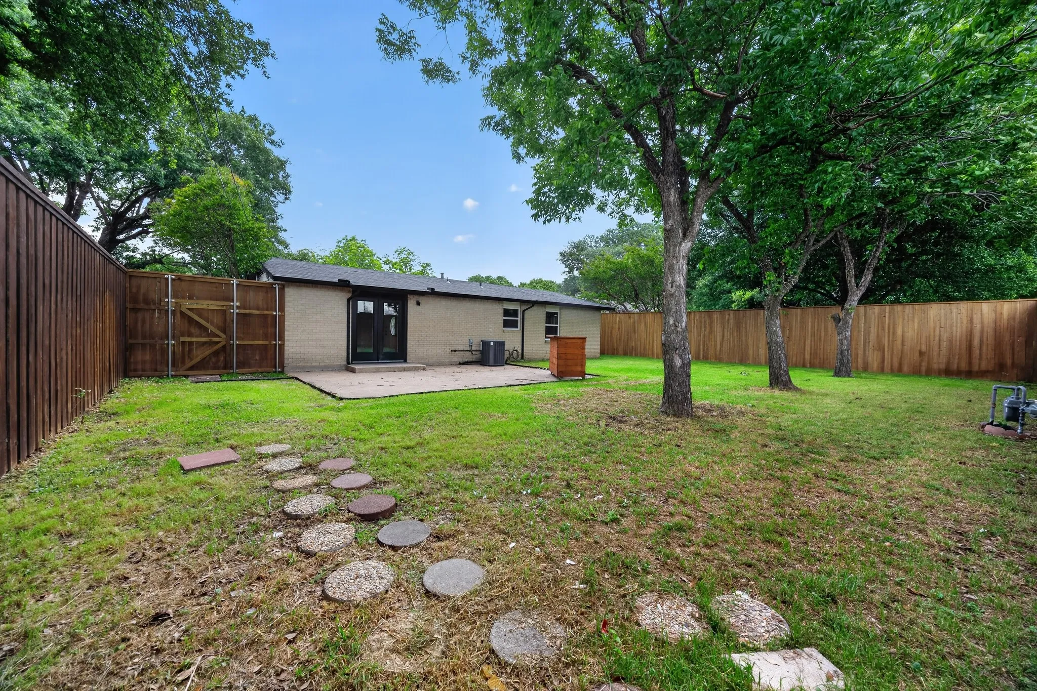 Single Family Residence For Sale in Dallas County , 8617 Flicker Lane, Dallas, Texas 75238, 3 Bedroom, 2 Bathroom, 2 Garage spaces, 1,131 Sqft, built in 1962, mls#21279077, Real Estate Agent in Dallas, Homes For Sale in Dallas county, Homes For Sale in Dallas, Realtor in Dallas Texas, Real Estate Brokerage Independent Realty Texas, Luminita Cordes Realtor