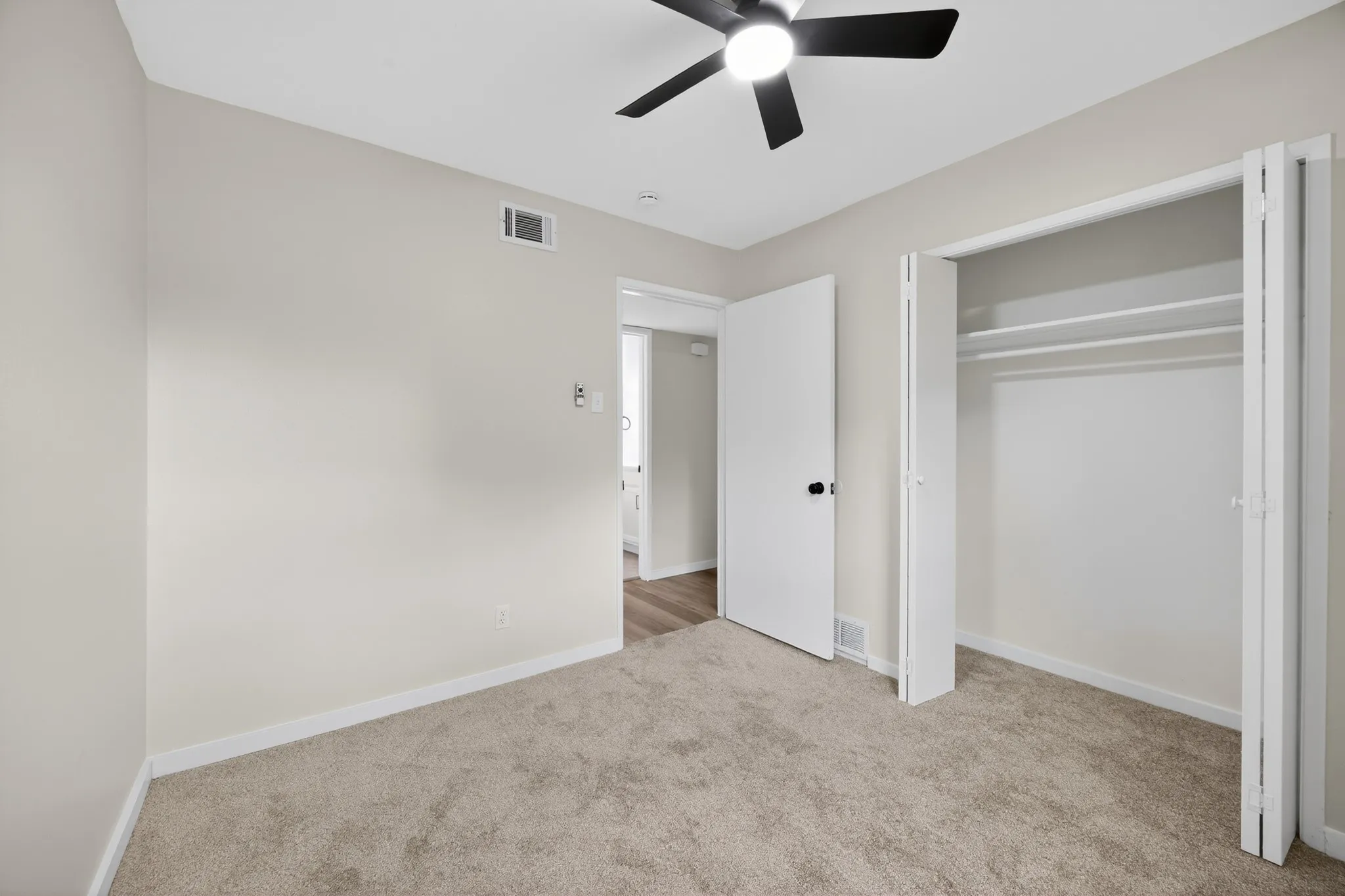 Single Family Residence For Sale in Dallas County , 8617 Flicker Lane, Dallas, Texas 75238, 3 Bedroom, 2 Bathroom, 2 Garage spaces, 1,131 Sqft, built in 1962, mls#21279077, Real Estate Agent in Dallas, Homes For Sale in Dallas county, Homes For Sale in Dallas, Realtor in Dallas Texas, Real Estate Brokerage Independent Realty Texas, Luminita Cordes Realtor