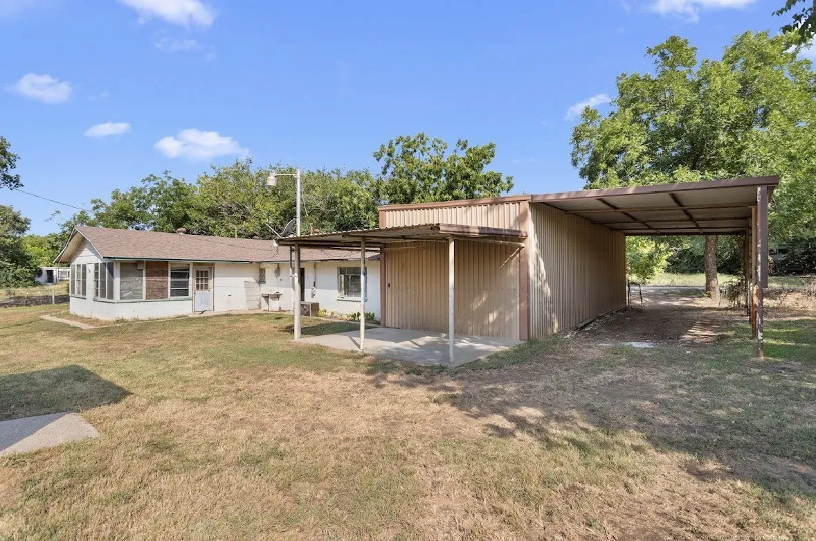 Single Family Residence For Sale in Hill County , 250 Bluegrass, Whitney, Texas 76692, 3 Bedroom, 2 Bathroom, 2 Garage spaces, 1,680 Sqft, built in 1971, mls#21282979, Real Estate Agent in Whitney, Homes For Sale in Hill county, Homes For Sale in Whitney, Realtor in Whitney Texas, Real Estate Brokerage Independent Realty Texas, Luminita Cordes Realtor