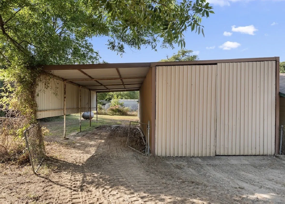 Single Family Residence For Sale in Hill County , 250 Bluegrass, Whitney, Texas 76692, 3 Bedroom, 2 Bathroom, 2 Garage spaces, 1,680 Sqft, built in 1971, mls#21282979, Real Estate Agent in Whitney, Homes For Sale in Hill county, Homes For Sale in Whitney, Realtor in Whitney Texas, Real Estate Brokerage Independent Realty Texas, Luminita Cordes Realtor