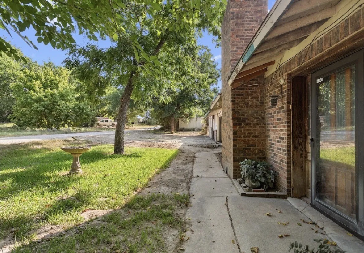 Single Family Residence For Sale in Hill County , 250 Bluegrass, Whitney, Texas 76692, 3 Bedroom, 2 Bathroom, 2 Garage spaces, 1,680 Sqft, built in 1971, mls#21282979, Real Estate Agent in Whitney, Homes For Sale in Hill county, Homes For Sale in Whitney, Realtor in Whitney Texas, Real Estate Brokerage Independent Realty Texas, Luminita Cordes Realtor