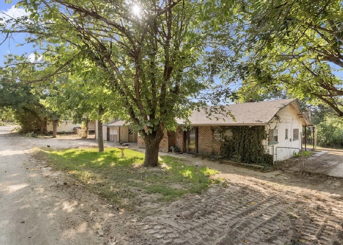 Single Family Residence For Sale in Hill County , 250 Bluegrass, Whitney, Texas 76692, 3 Bedroom, 2 Bathroom, 2 Garage spaces, 1,680 Sqft, built in 1971, mls#21282979, Real Estate Agent in Whitney, Homes For Sale in Hill county, Homes For Sale in Whitney, Realtor in Whitney Texas, Real Estate Brokerage Independent Realty Texas, Luminita Cordes Realtor